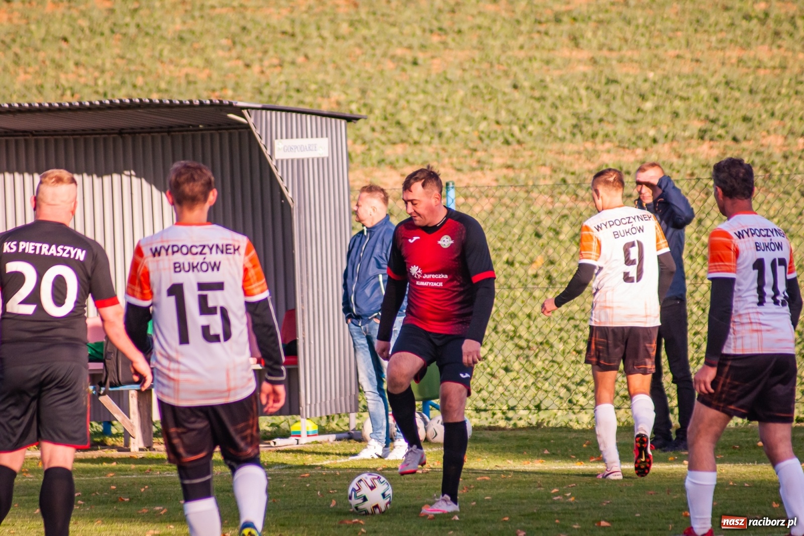 Zdjęcie w galerii na portalu naszraciborz.pl: B klasa. O krok od bijatyki w Pietraszynie. Lider pokonany! [FOTO] wiadomości z regionu