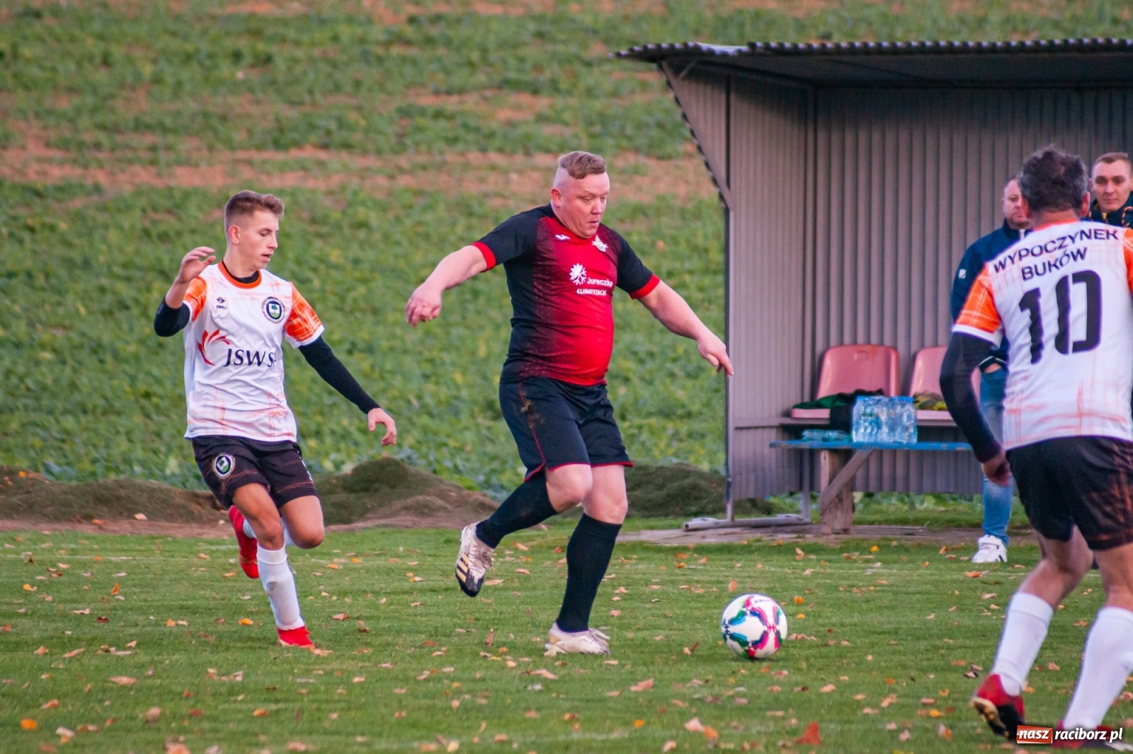 Zdjęcie w galerii na portalu naszraciborz.pl: B klasa. O krok od bijatyki w Pietraszynie. Lider pokonany! [FOTO] wiadomości z regionu