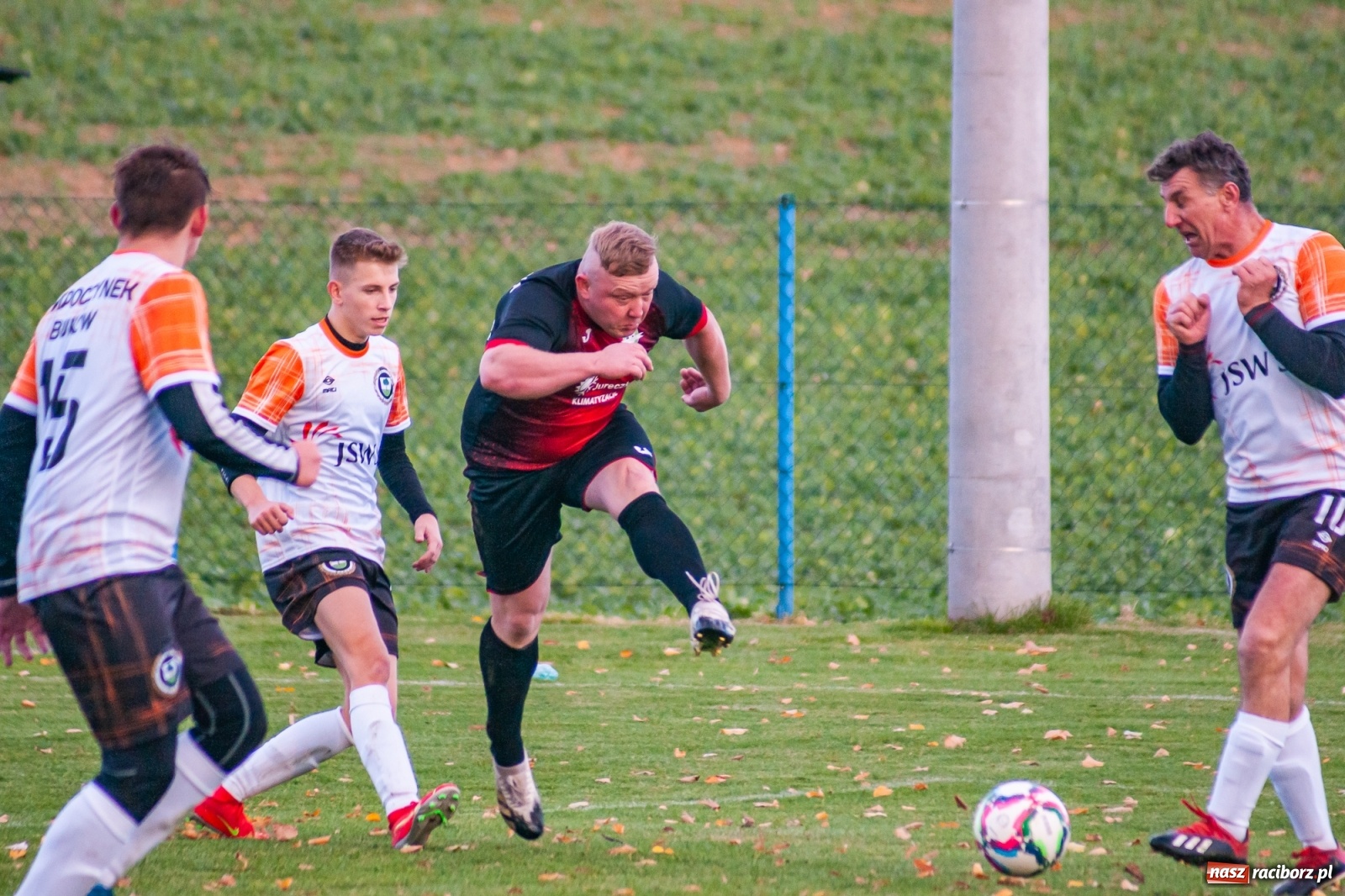 Zdjęcie w galerii na portalu naszraciborz.pl: B klasa. O krok od bijatyki w Pietraszynie. Lider pokonany! [FOTO] wiadomości z regionu