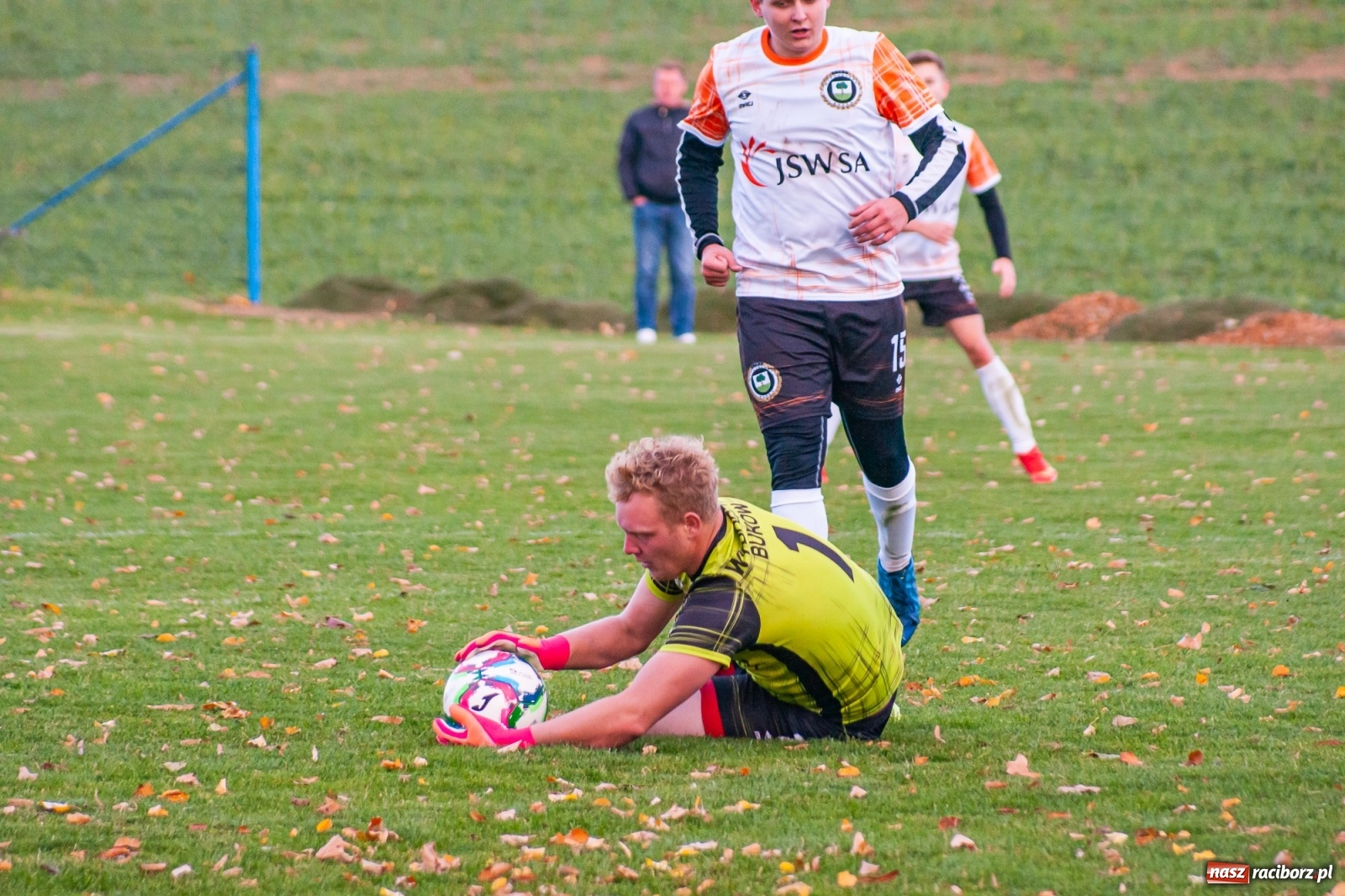 Zdjęcie w galerii na portalu naszraciborz.pl: B klasa. O krok od bijatyki w Pietraszynie. Lider pokonany! [FOTO] wiadomości z regionu