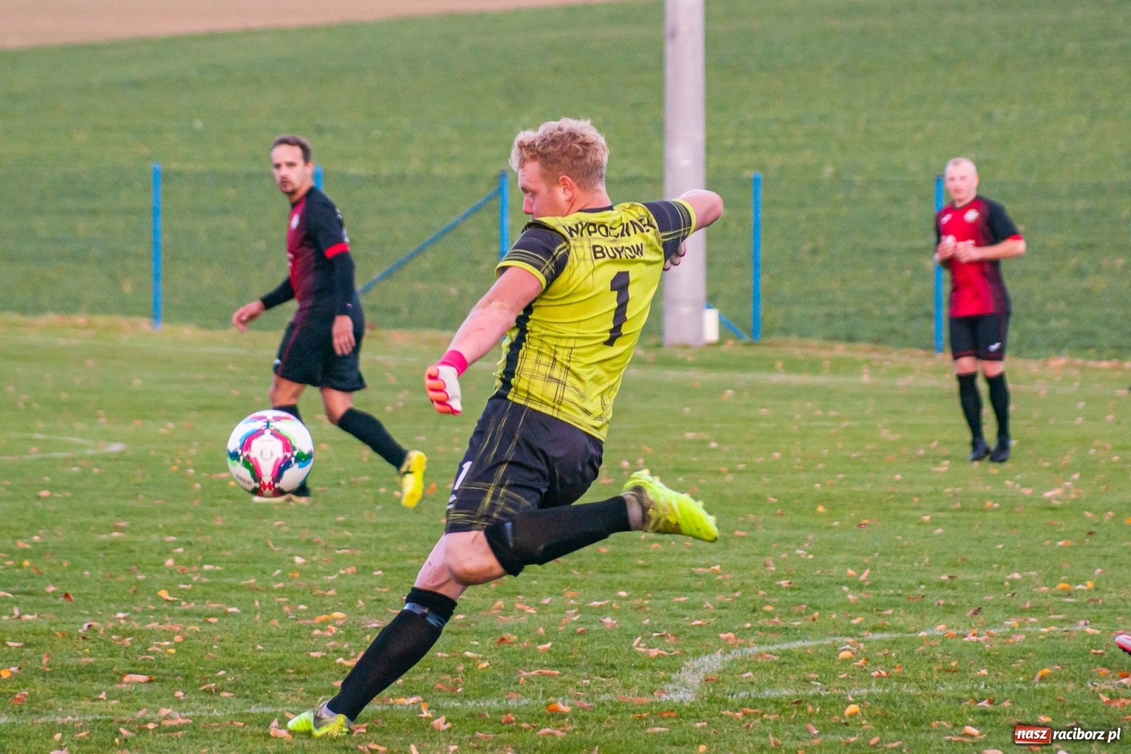 Zdjęcie w galerii na portalu naszraciborz.pl: B klasa. O krok od bijatyki w Pietraszynie. Lider pokonany! [FOTO] wiadomości z regionu