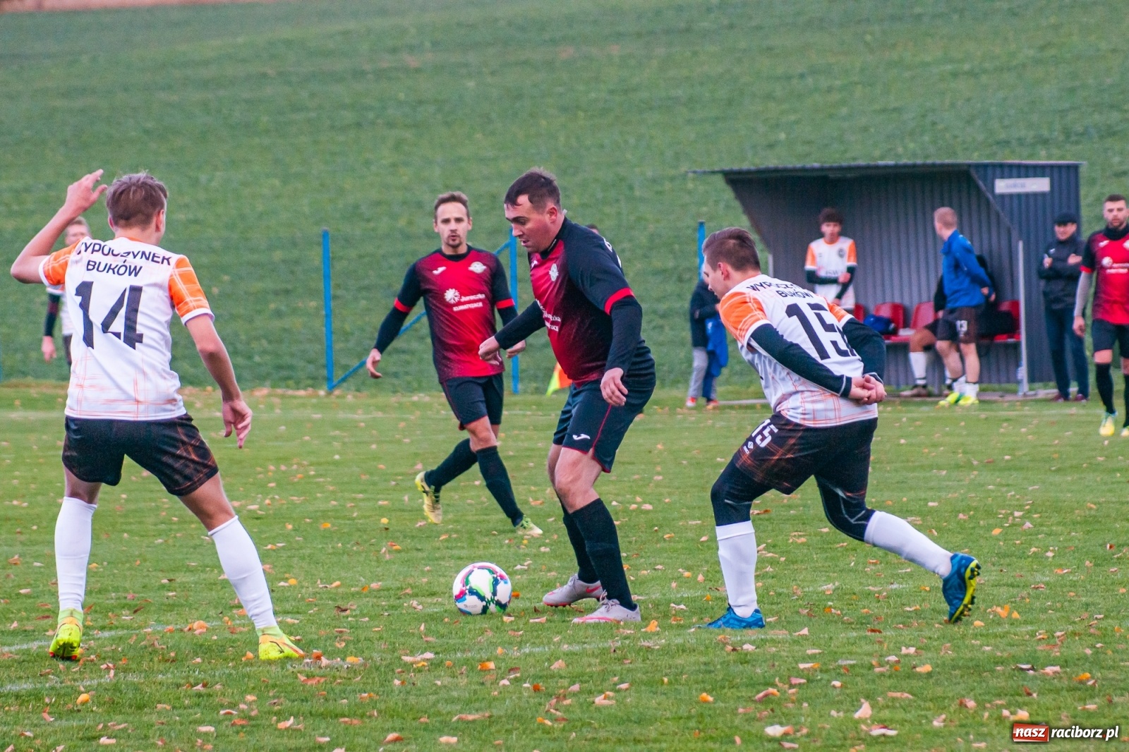 Zdjęcie w galerii na portalu naszraciborz.pl: B klasa. O krok od bijatyki w Pietraszynie. Lider pokonany! [FOTO] wiadomości z regionu