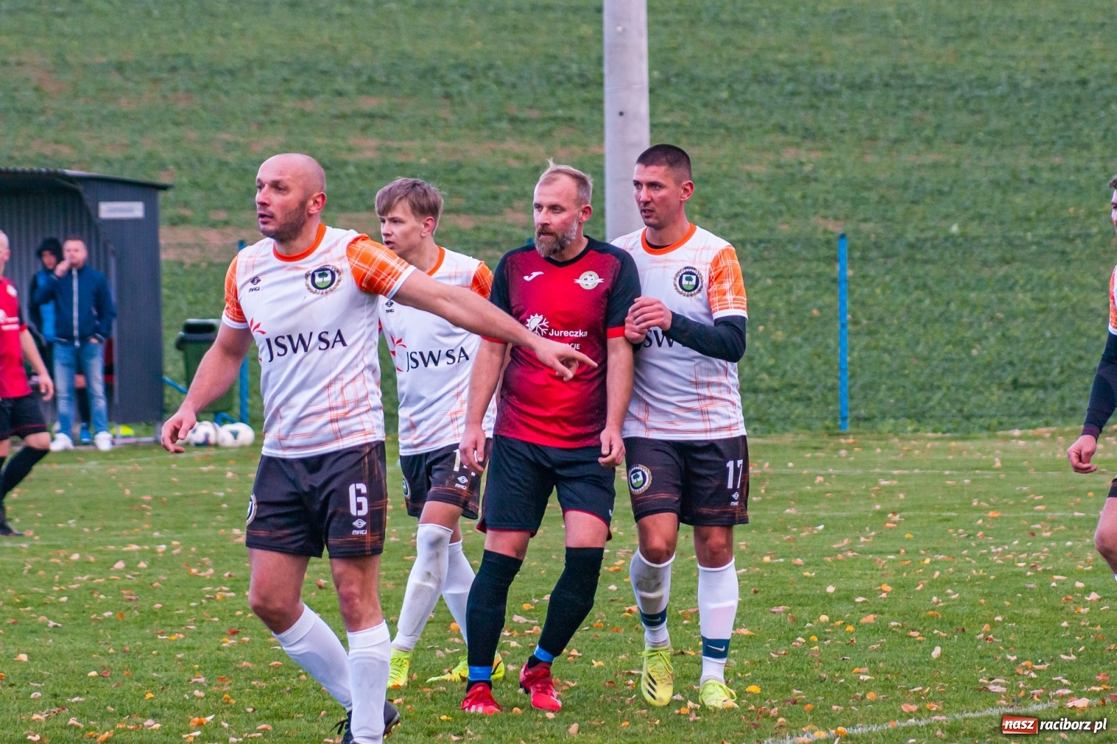Zdjęcie w galerii na portalu naszraciborz.pl: B klasa. O krok od bijatyki w Pietraszynie. Lider pokonany! [FOTO] wiadomości z regionu