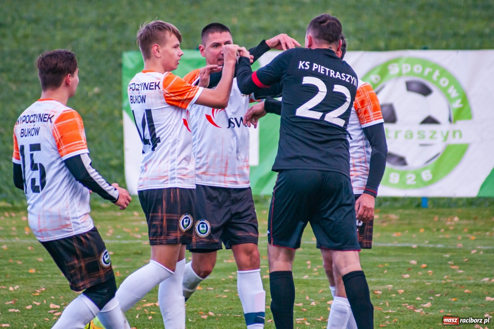 Zdjęcie w galerii na portalu naszraciborz.pl: B klasa. O krok od bijatyki w Pietraszynie. Lider pokonany! [FOTO] wiadomości z regionu