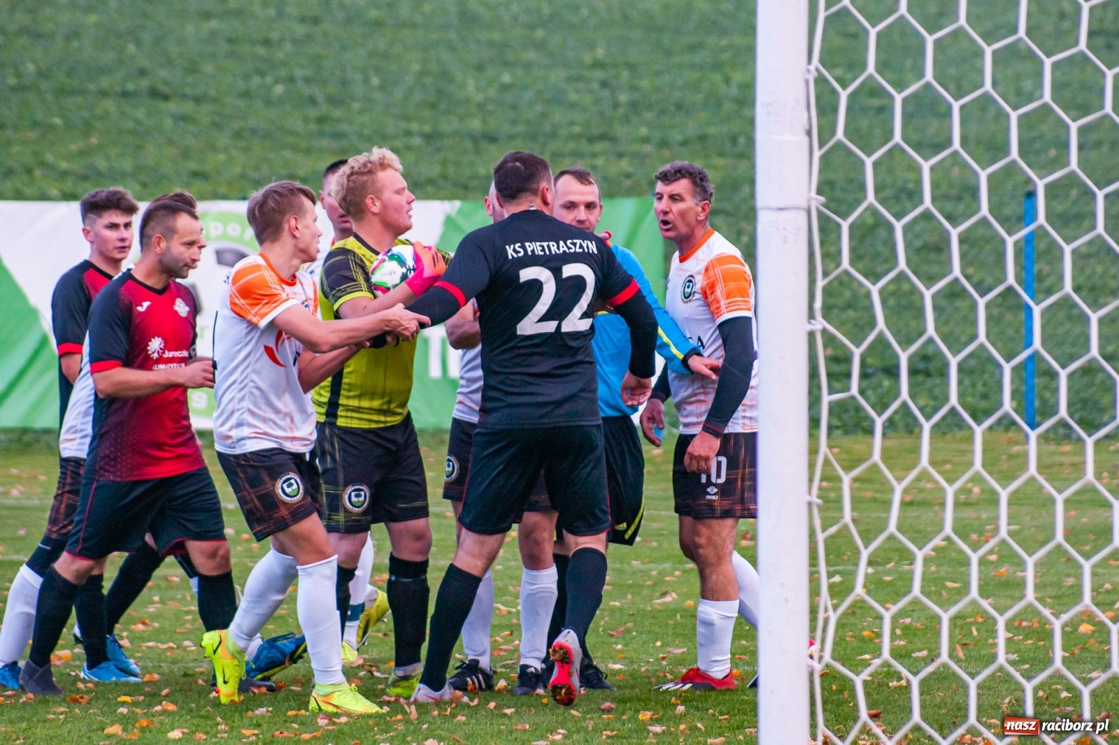 Zdjęcie w galerii na portalu naszraciborz.pl: B klasa. O krok od bijatyki w Pietraszynie. Lider pokonany! [FOTO] wiadomości z regionu