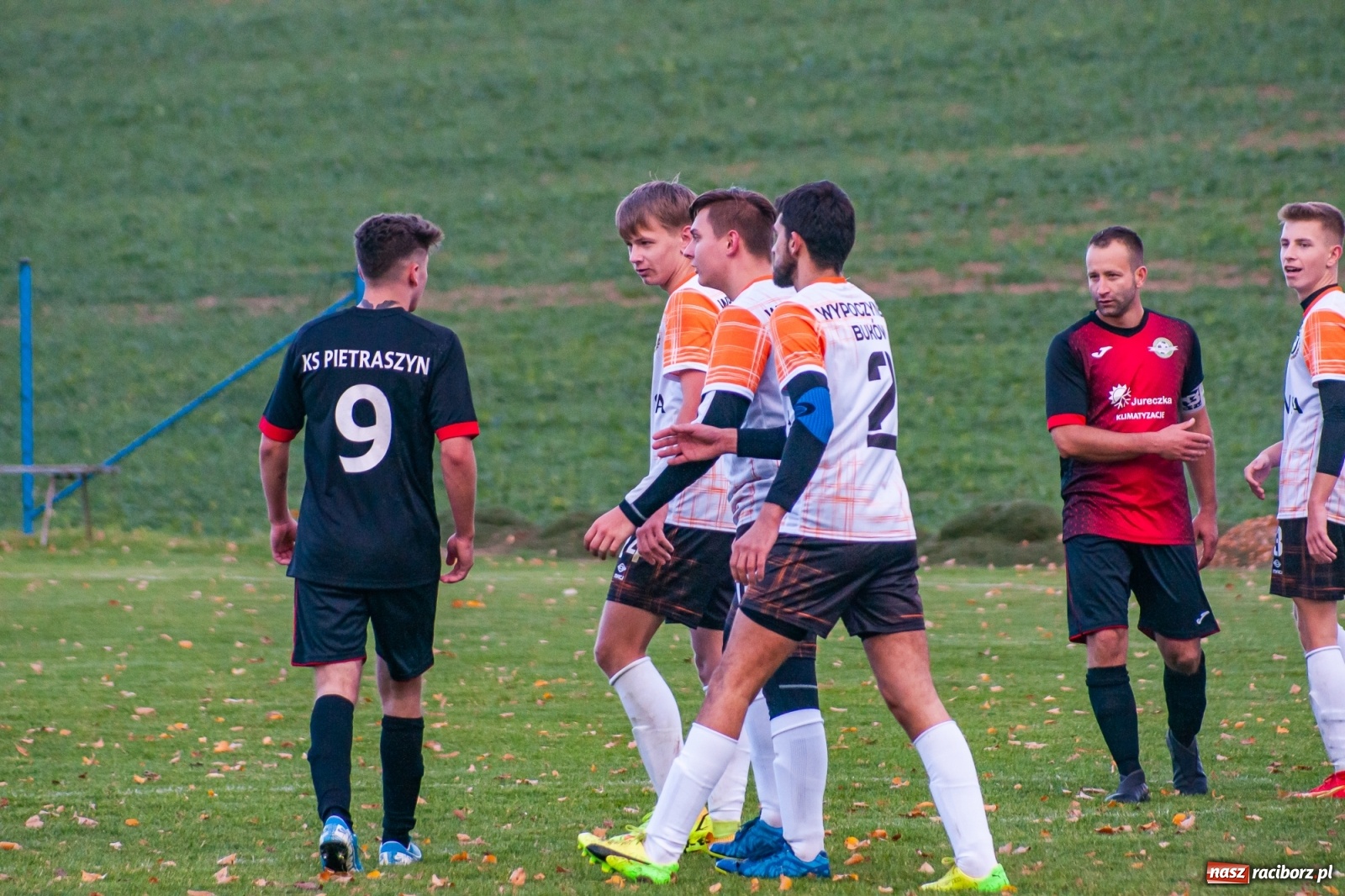 Zdjęcie w galerii na portalu naszraciborz.pl: B klasa. O krok od bijatyki w Pietraszynie. Lider pokonany! [FOTO] wiadomości z regionu