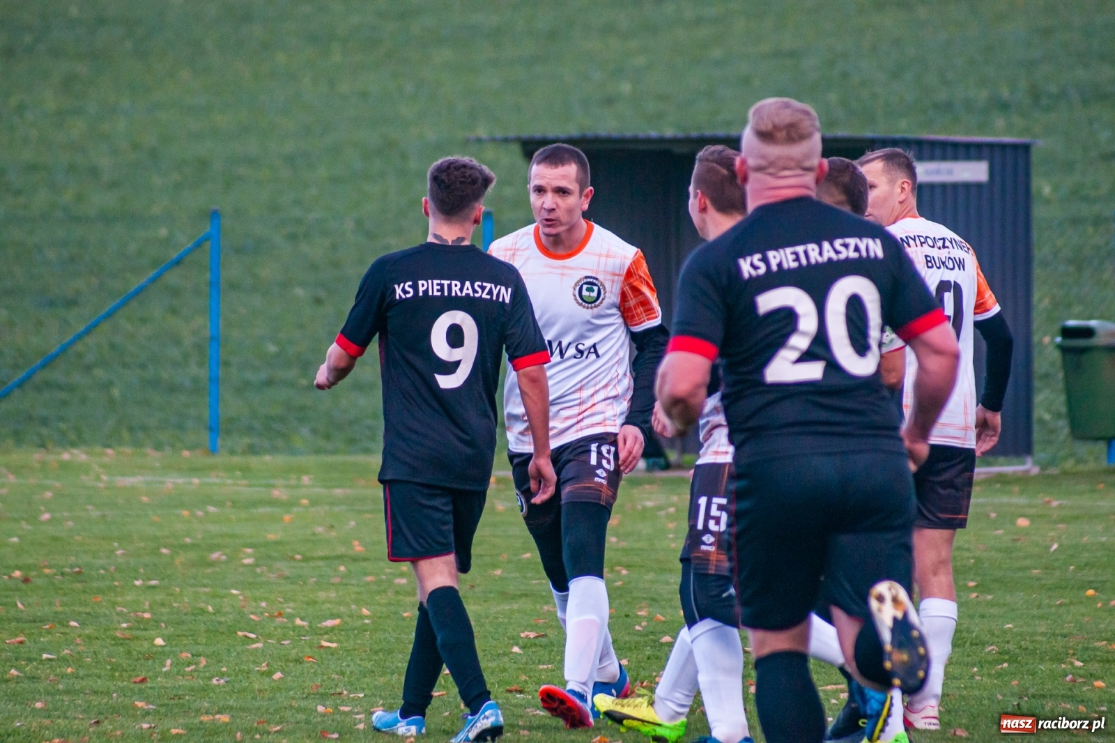 Zdjęcie w galerii na portalu naszraciborz.pl: B klasa. O krok od bijatyki w Pietraszynie. Lider pokonany! [FOTO] wiadomości z regionu