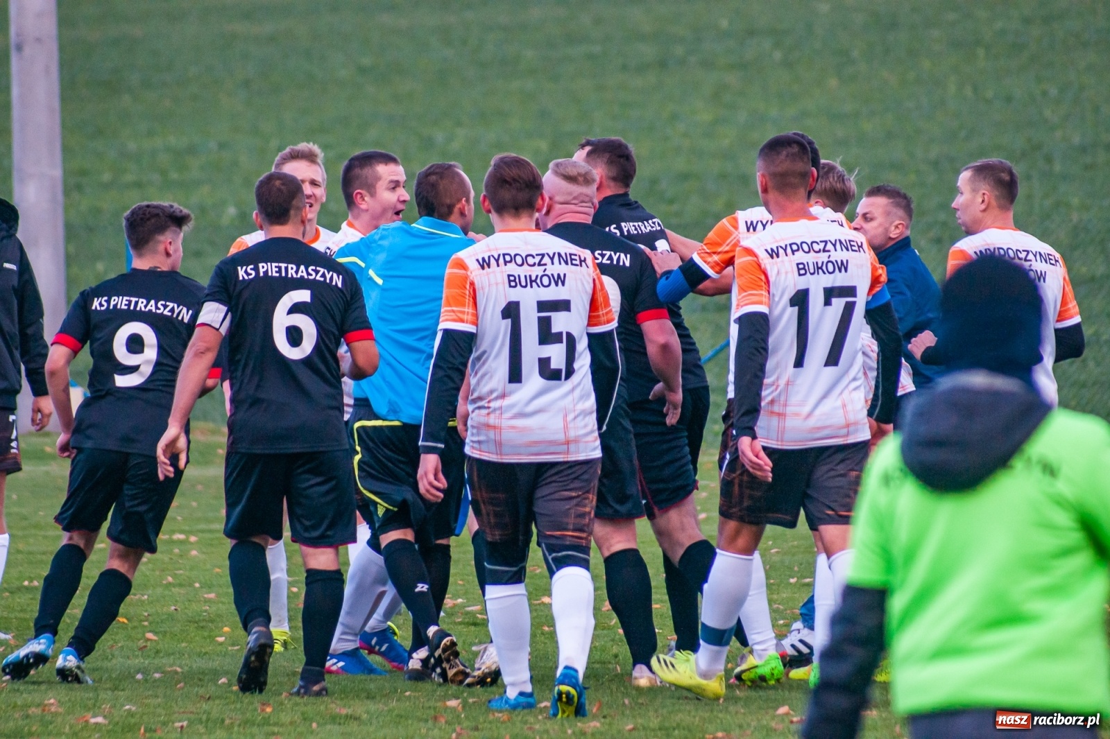 Zdjęcie w galerii na portalu naszraciborz.pl: B klasa. O krok od bijatyki w Pietraszynie. Lider pokonany! [FOTO] wiadomości z regionu