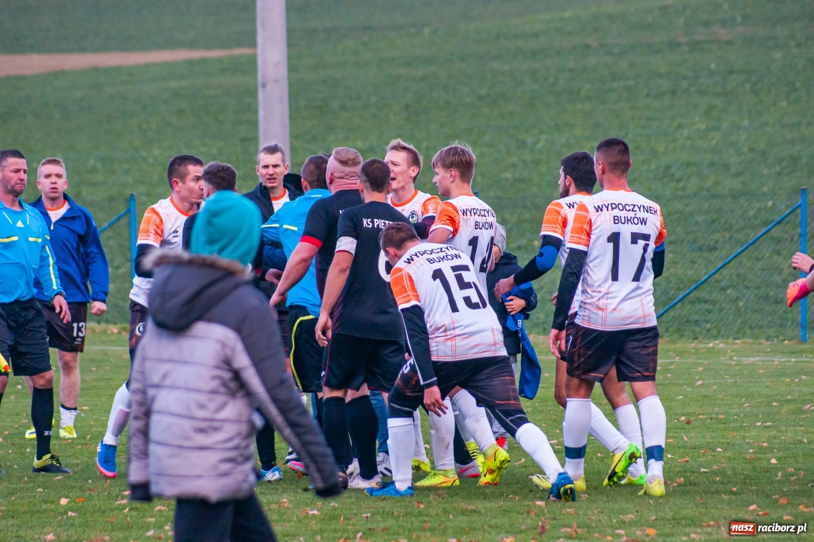 Zdjęcie w galerii na portalu naszraciborz.pl: B klasa. O krok od bijatyki w Pietraszynie. Lider pokonany! [FOTO] wiadomości z regionu