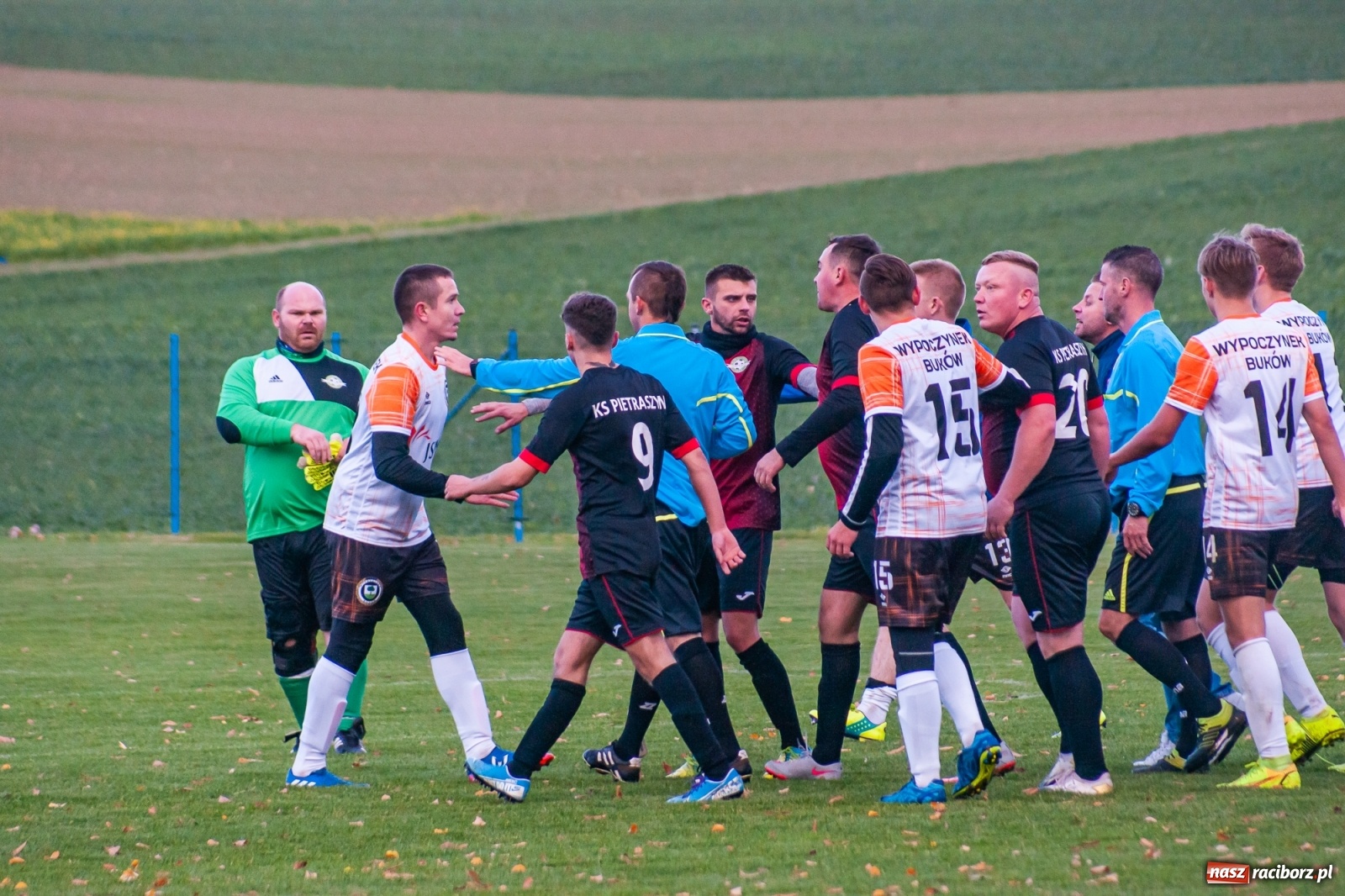 Zdjęcie w galerii na portalu naszraciborz.pl: B klasa. O krok od bijatyki w Pietraszynie. Lider pokonany! [FOTO] wiadomości z regionu