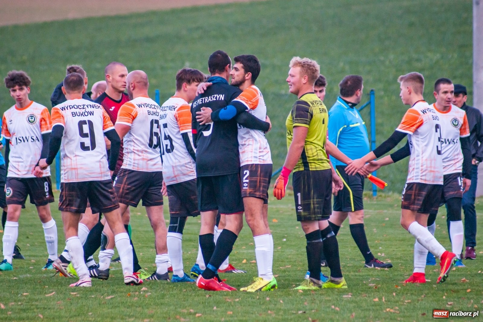 Zdjęcie w galerii na portalu naszraciborz.pl: B klasa. O krok od bijatyki w Pietraszynie. Lider pokonany! [FOTO] wiadomości z regionu