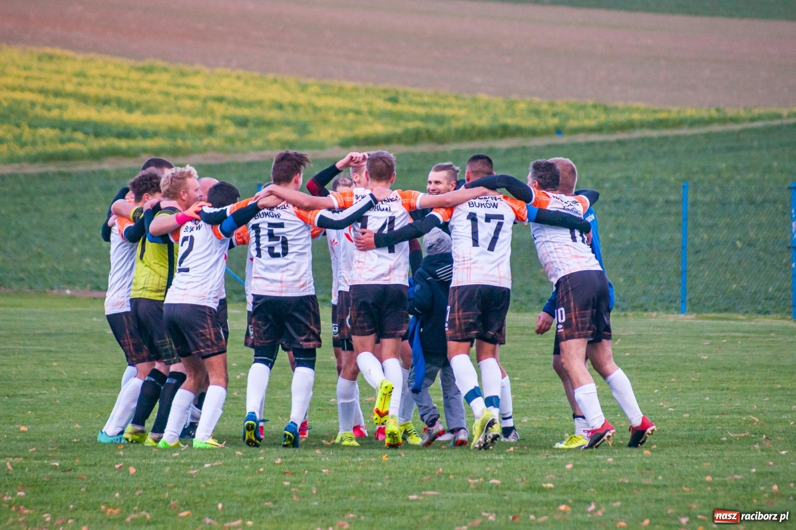 Zdjęcie w galerii na portalu naszraciborz.pl: B klasa. O krok od bijatyki w Pietraszynie. Lider pokonany! [FOTO] wiadomości z regionu