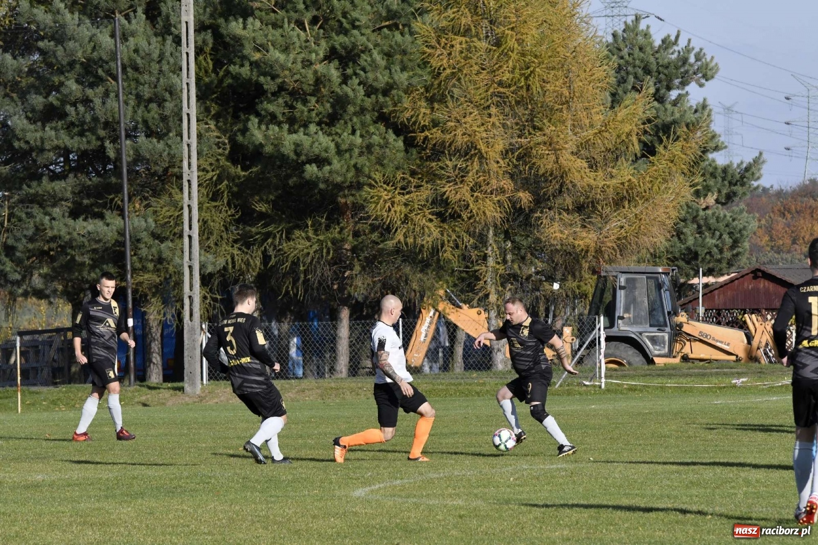Zdjęcie w galerii na portalu naszraciborz.pl: Czarni Nowa Wieś zdmuchnęli kobylski Płomień wiadomości z regionu