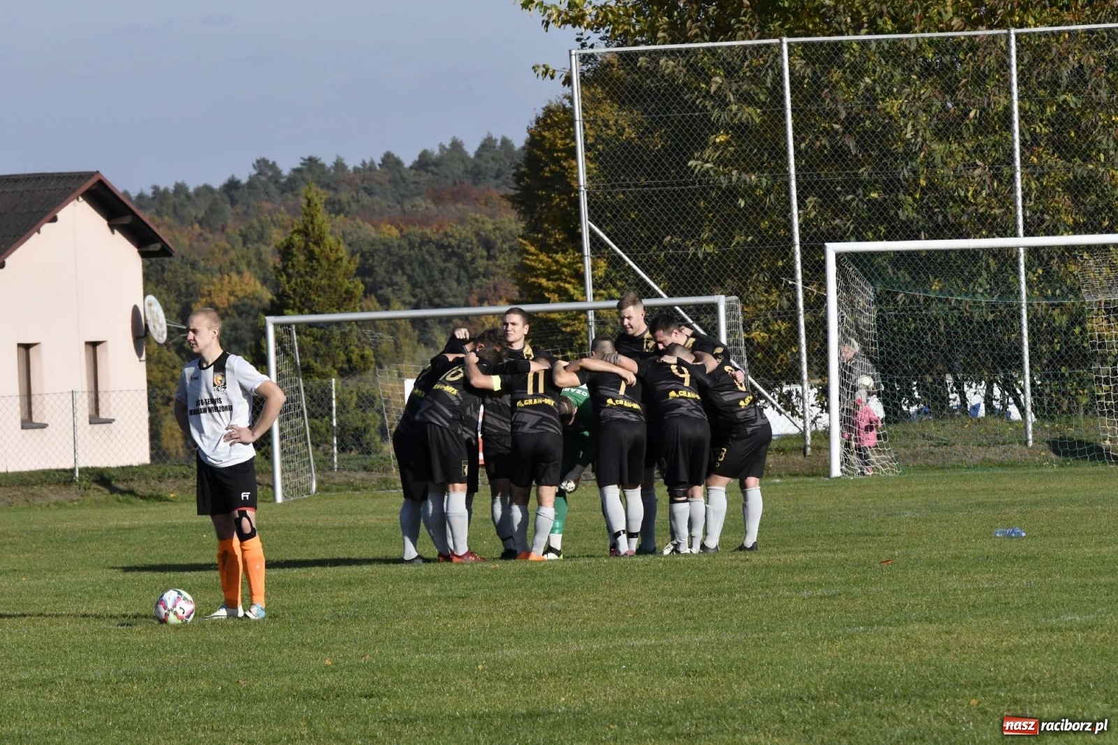 Zdjęcie w galerii na portalu naszraciborz.pl: Czarni Nowa Wieś zdmuchnęli kobylski Płomień wiadomości z regionu