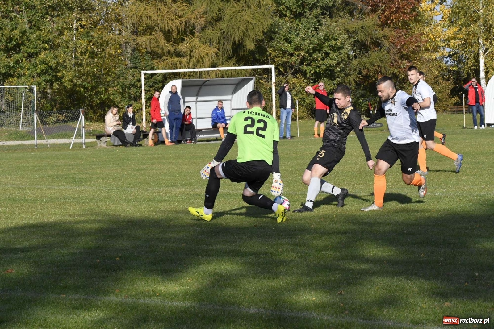 Zdjęcie w galerii na portalu naszraciborz.pl: Czarni Nowa Wieś zdmuchnęli kobylski Płomień wiadomości z regionu