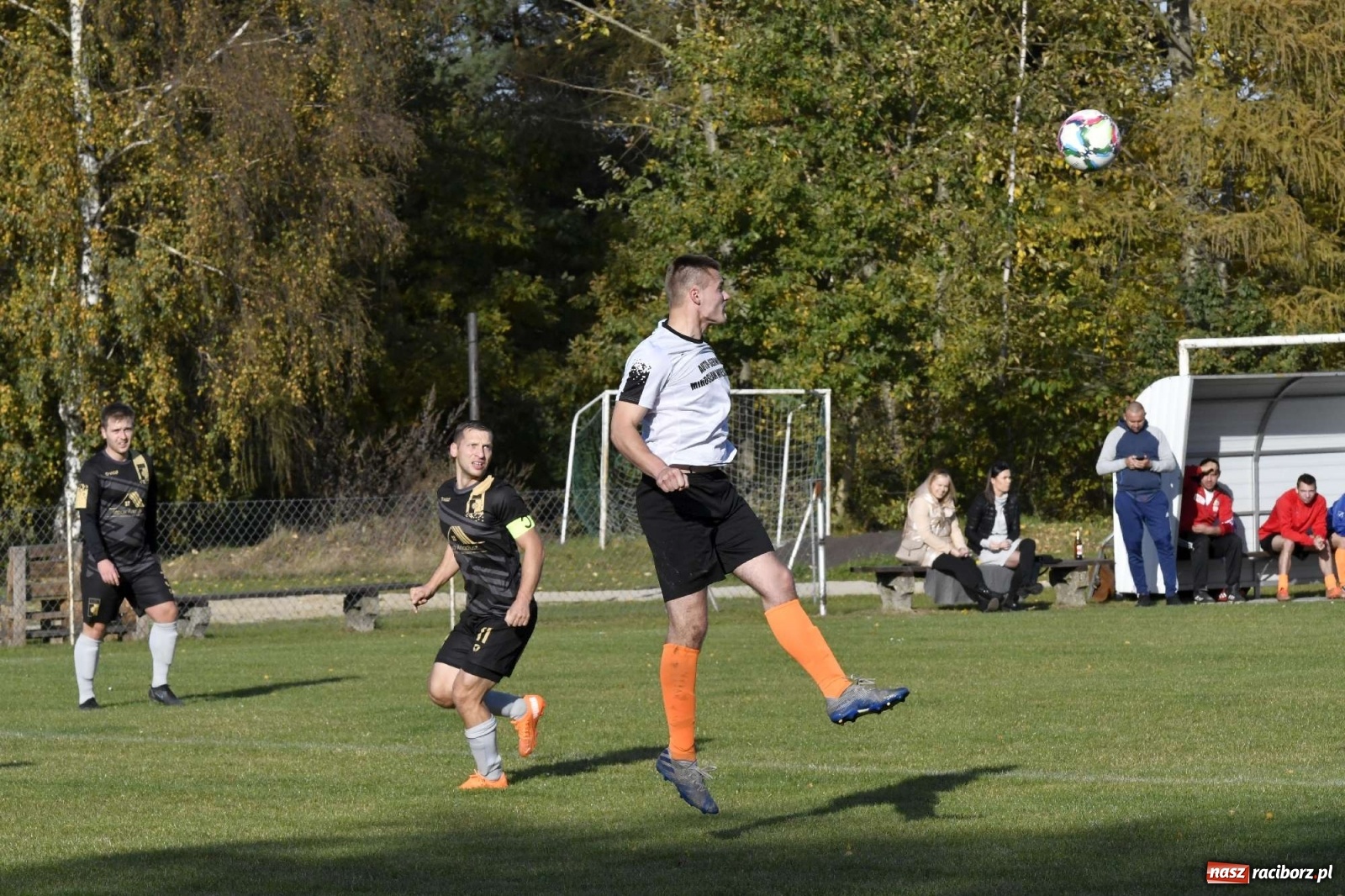 Zdjęcie w galerii na portalu naszraciborz.pl: Czarni Nowa Wieś zdmuchnęli kobylski Płomień wiadomości z regionu