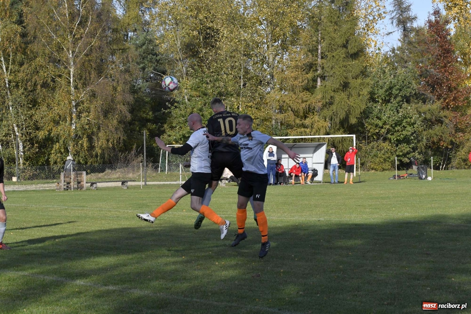 Zdjęcie w galerii na portalu naszraciborz.pl: Czarni Nowa Wieś zdmuchnęli kobylski Płomień wiadomości z regionu