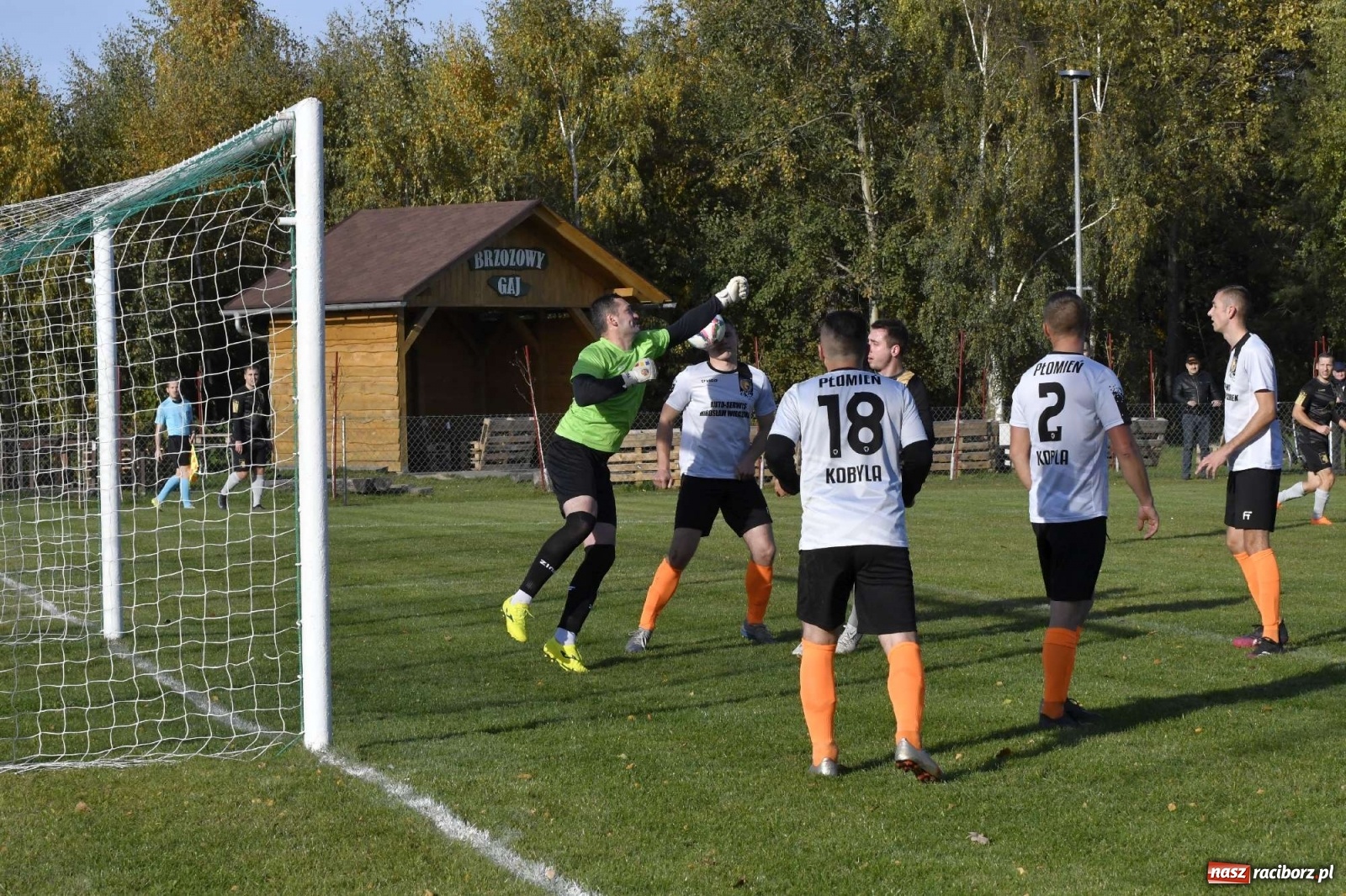 Zdjęcie w galerii na portalu naszraciborz.pl: Czarni Nowa Wieś zdmuchnęli kobylski Płomień wiadomości z regionu