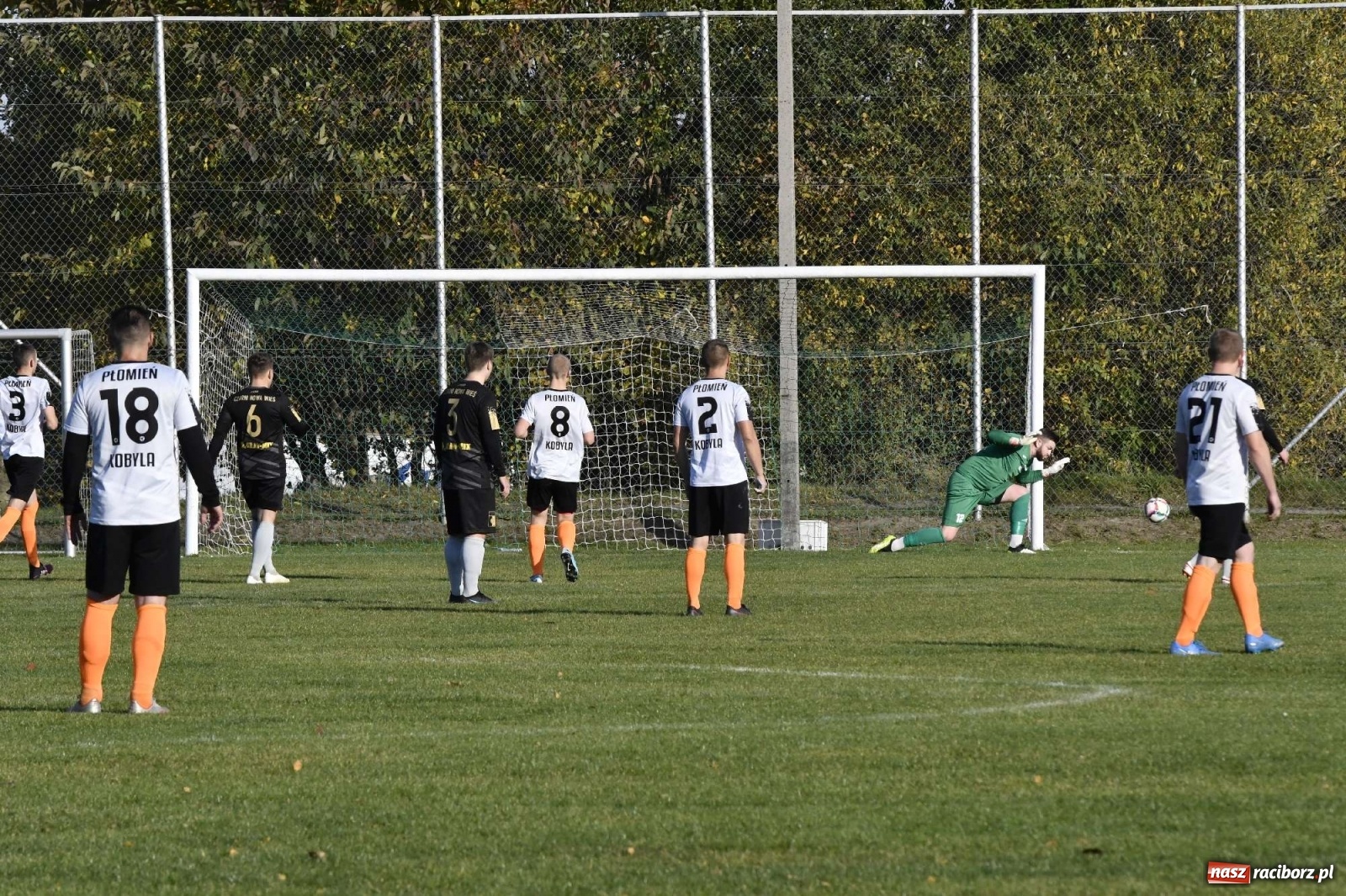 Zdjęcie w galerii na portalu naszraciborz.pl: Czarni Nowa Wieś zdmuchnęli kobylski Płomień wiadomości z regionu