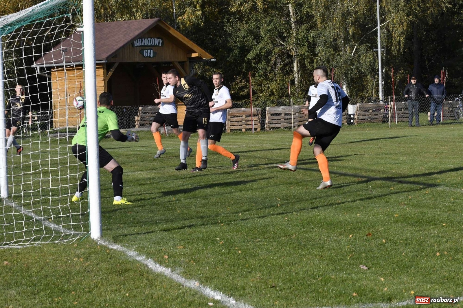 Zdjęcie w galerii na portalu naszraciborz.pl: Czarni Nowa Wieś zdmuchnęli kobylski Płomień wiadomości z regionu