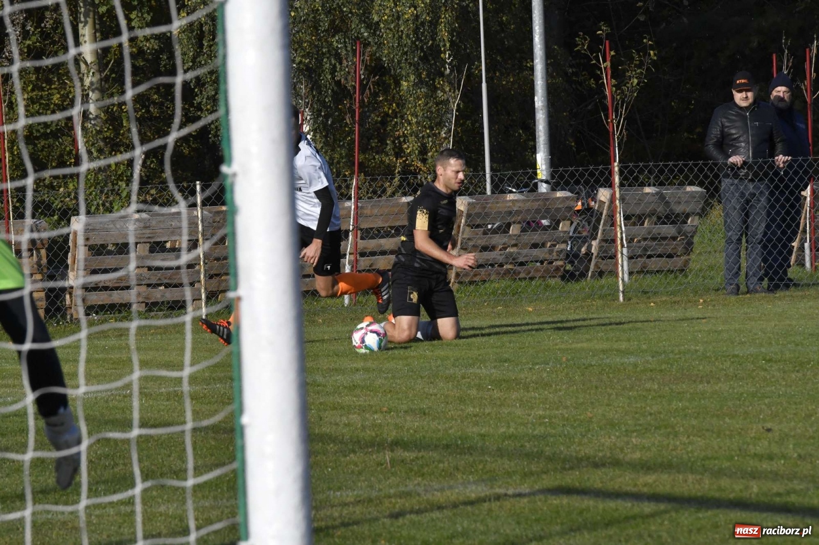 Zdjęcie w galerii na portalu naszraciborz.pl: Czarni Nowa Wieś zdmuchnęli kobylski Płomień wiadomości z regionu