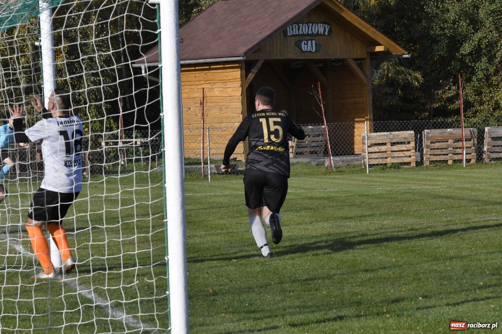 Zdjęcie w galerii na portalu naszraciborz.pl: Czarni Nowa Wieś zdmuchnęli kobylski Płomień wiadomości z regionu