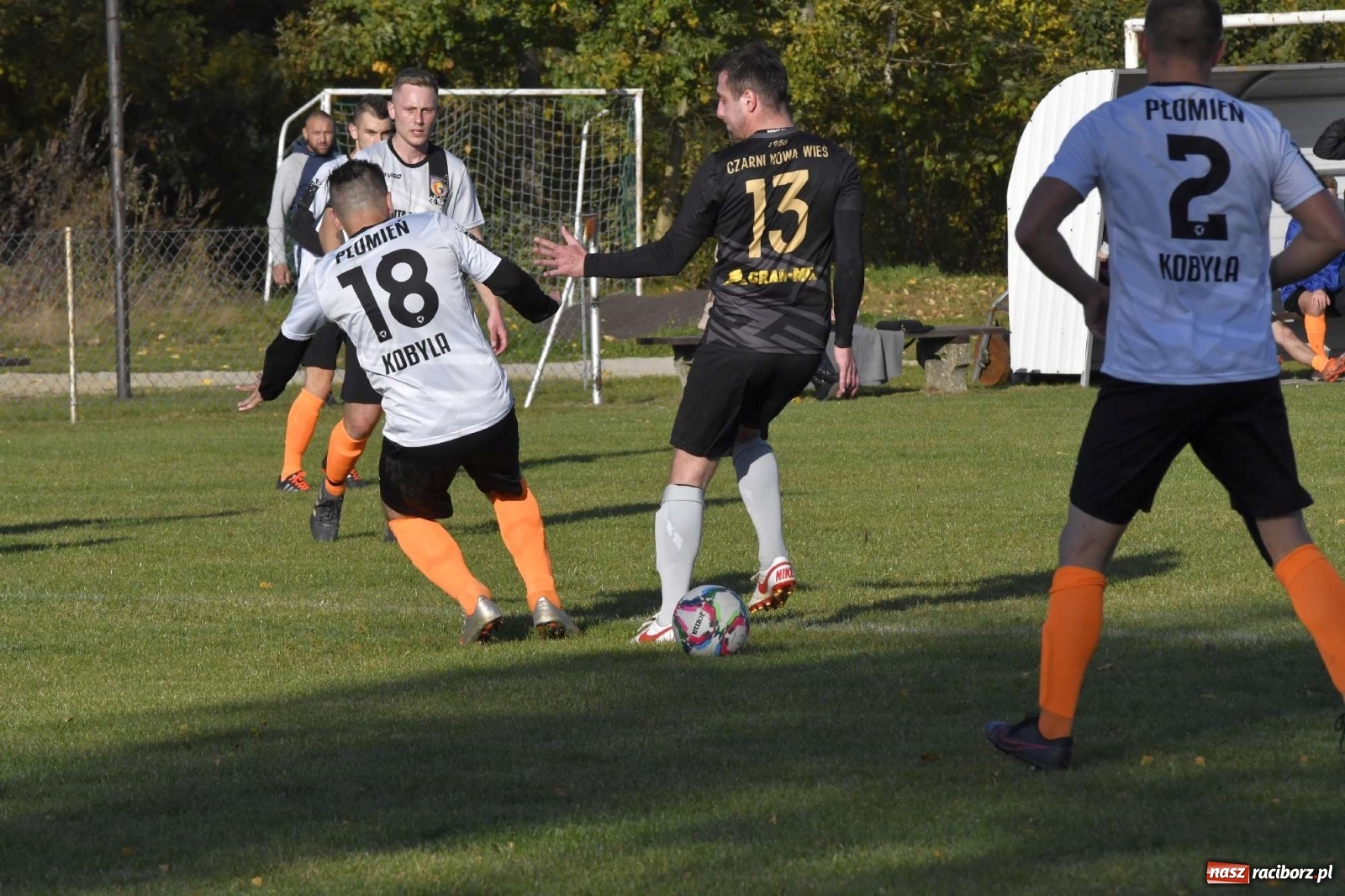 Zdjęcie w galerii na portalu naszraciborz.pl: Czarni Nowa Wieś zdmuchnęli kobylski Płomień wiadomości z regionu