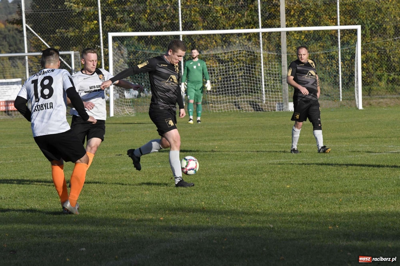 Zdjęcie w galerii na portalu naszraciborz.pl: Czarni Nowa Wieś zdmuchnęli kobylski Płomień wiadomości z regionu