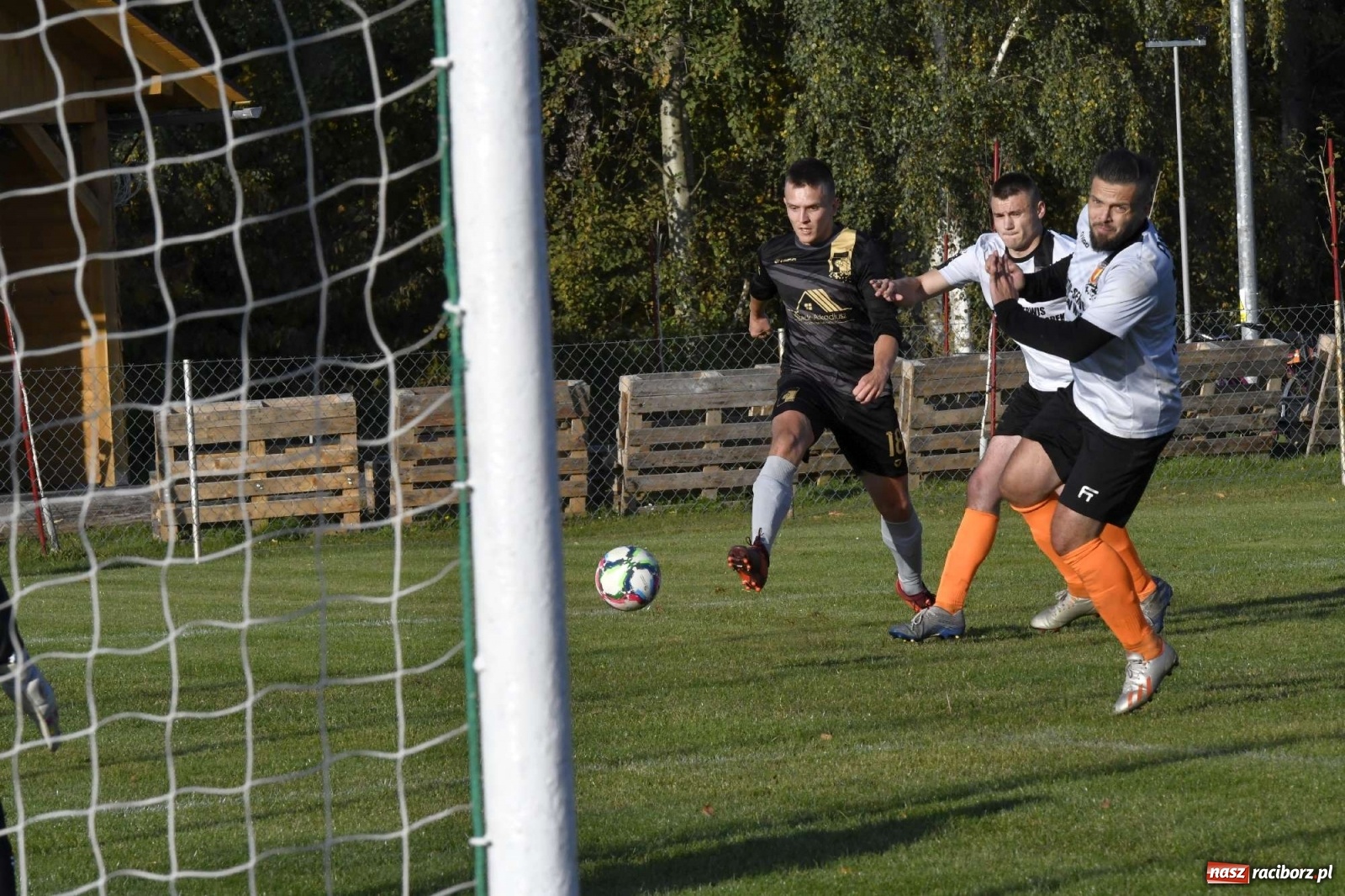 Zdjęcie w galerii na portalu naszraciborz.pl: Czarni Nowa Wieś zdmuchnęli kobylski Płomień wiadomości z regionu