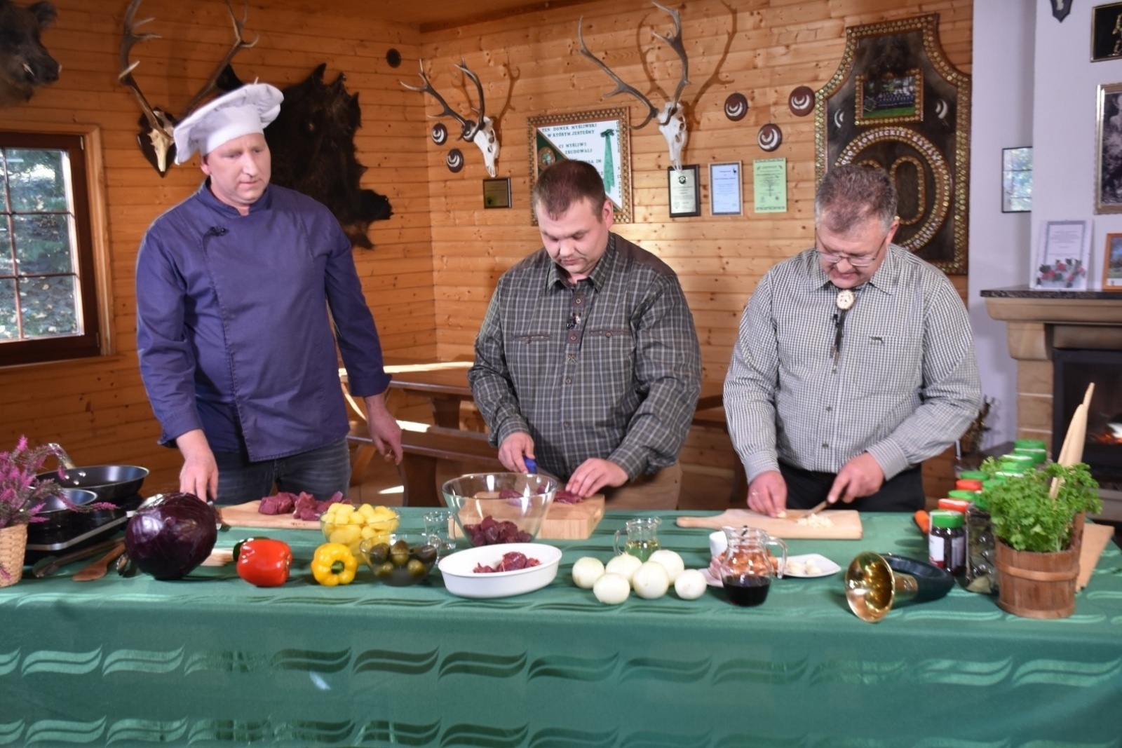 Zdjęcie w galerii na portalu naszraciborz.pl: Dziczyzna z Remigiuszem Rączką w bieńkowickiej leśniczówce wiadomości z regionu