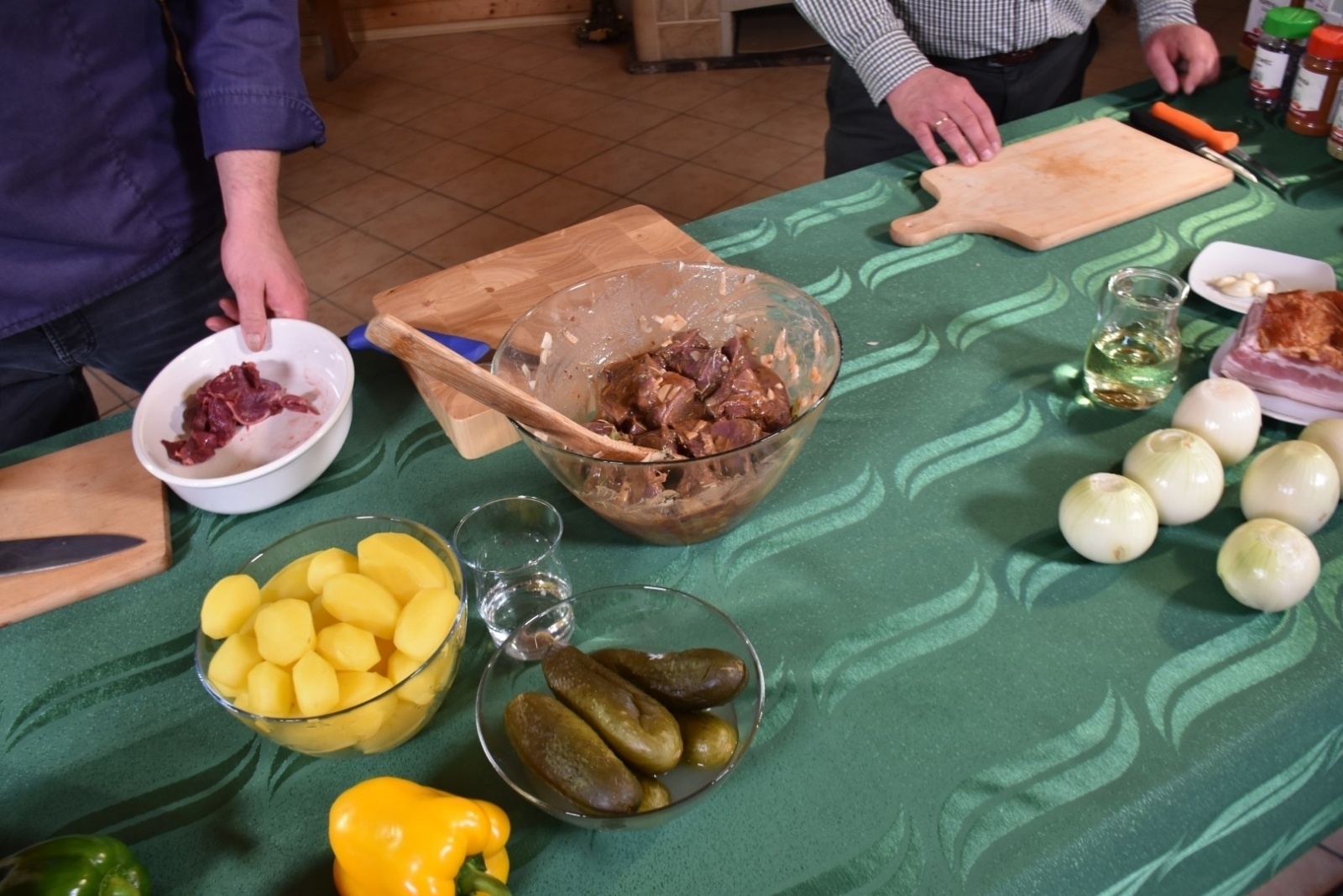 Zdjęcie w galerii na portalu naszraciborz.pl: Dziczyzna z Remigiuszem Rączką w bieńkowickiej leśniczówce wiadomości z regionu
