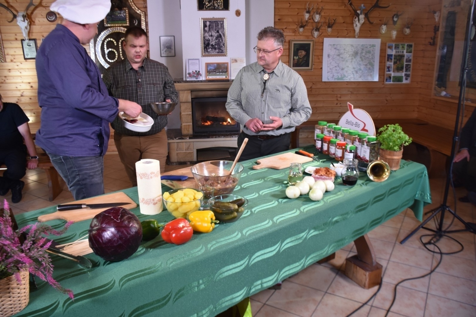 Zdjęcie w galerii na portalu naszraciborz.pl: Dziczyzna z Remigiuszem Rączką w bieńkowickiej leśniczówce wiadomości z regionu