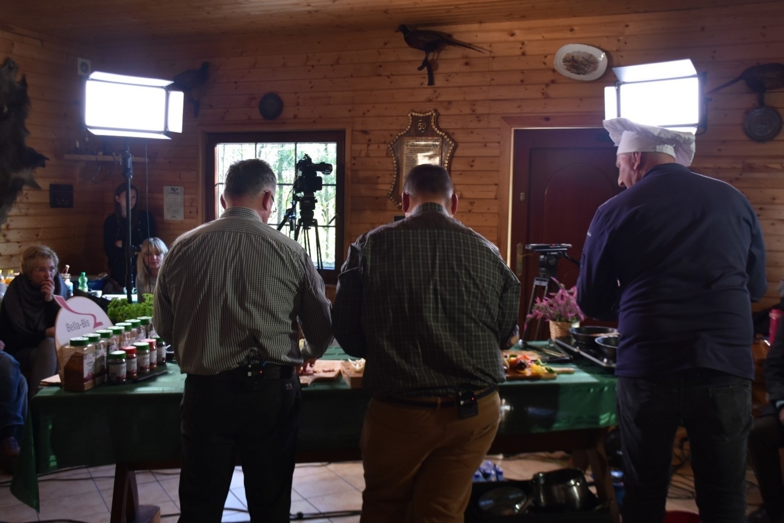 Zdjęcie w galerii na portalu naszraciborz.pl: Dziczyzna z Remigiuszem Rączką w bieńkowickiej leśniczówce wiadomości z regionu