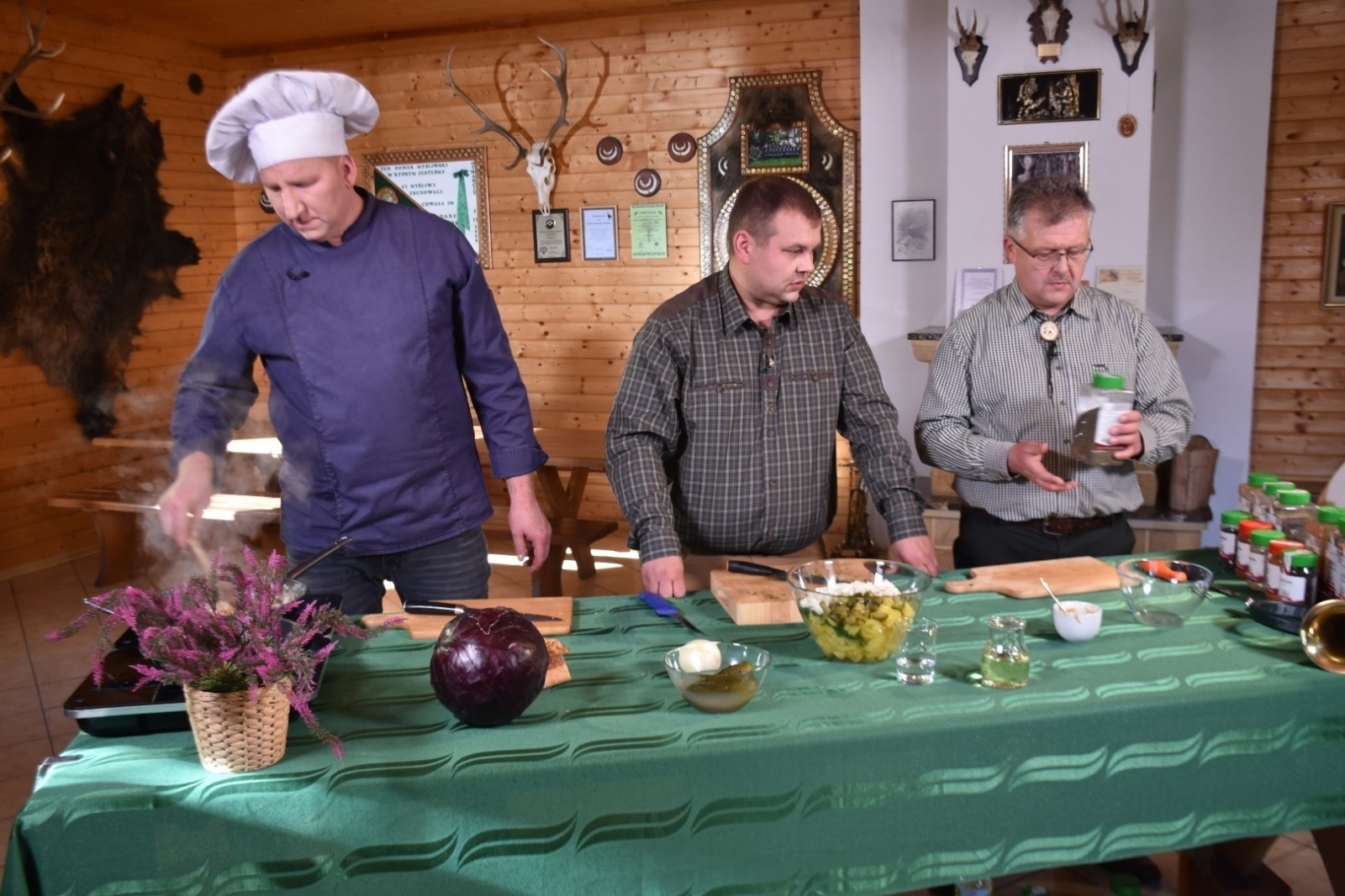 Zdjęcie w galerii na portalu naszraciborz.pl: Dziczyzna z Remigiuszem Rączką w bieńkowickiej leśniczówce wiadomości z regionu