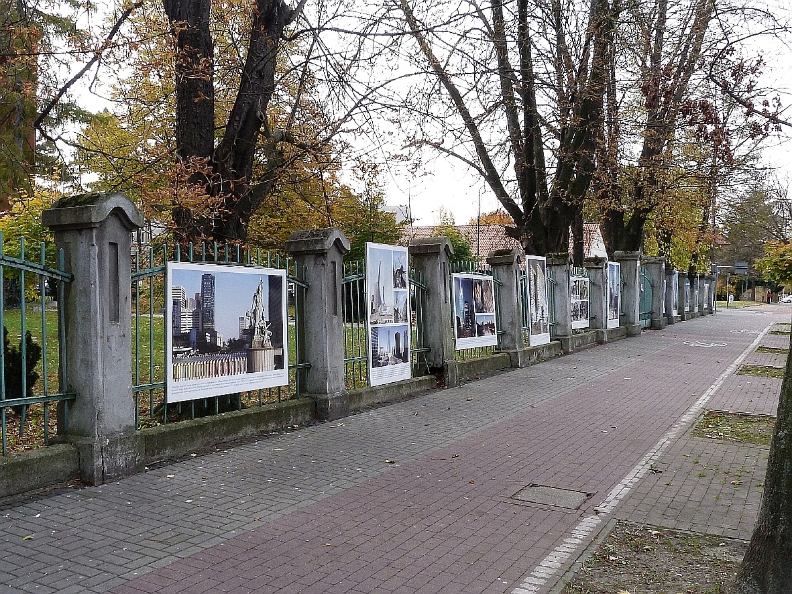 Zdjęcie w galerii na portalu naszraciborz.pl: Wystawa na płocie! - nowoczesny Paryż w ZSO nr 1 w Raciborzu wiadomości z regionu