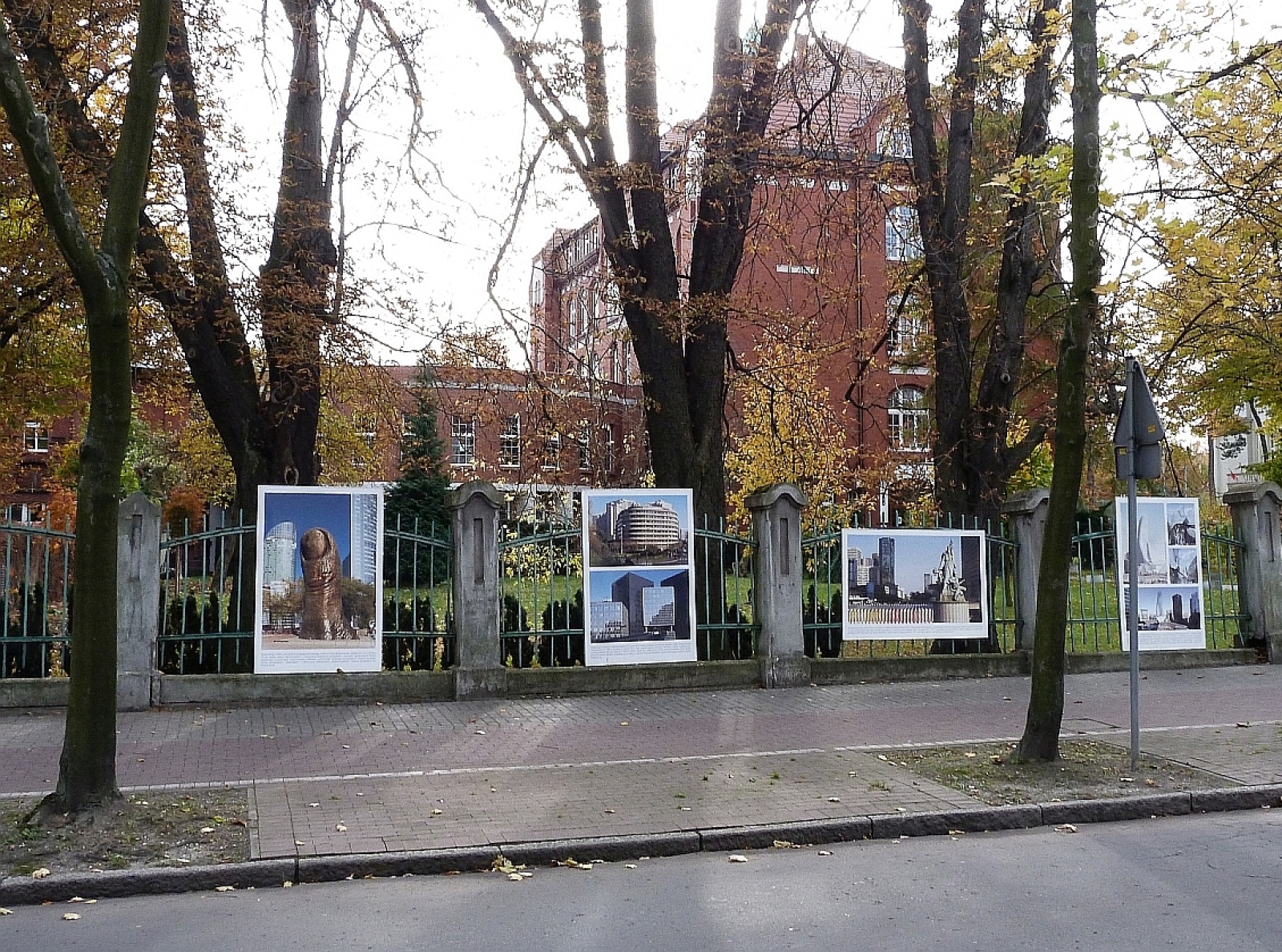 Zdjęcie w galerii na portalu naszraciborz.pl: Wystawa na płocie! - nowoczesny Paryż w ZSO nr 1 w Raciborzu wiadomości z regionu