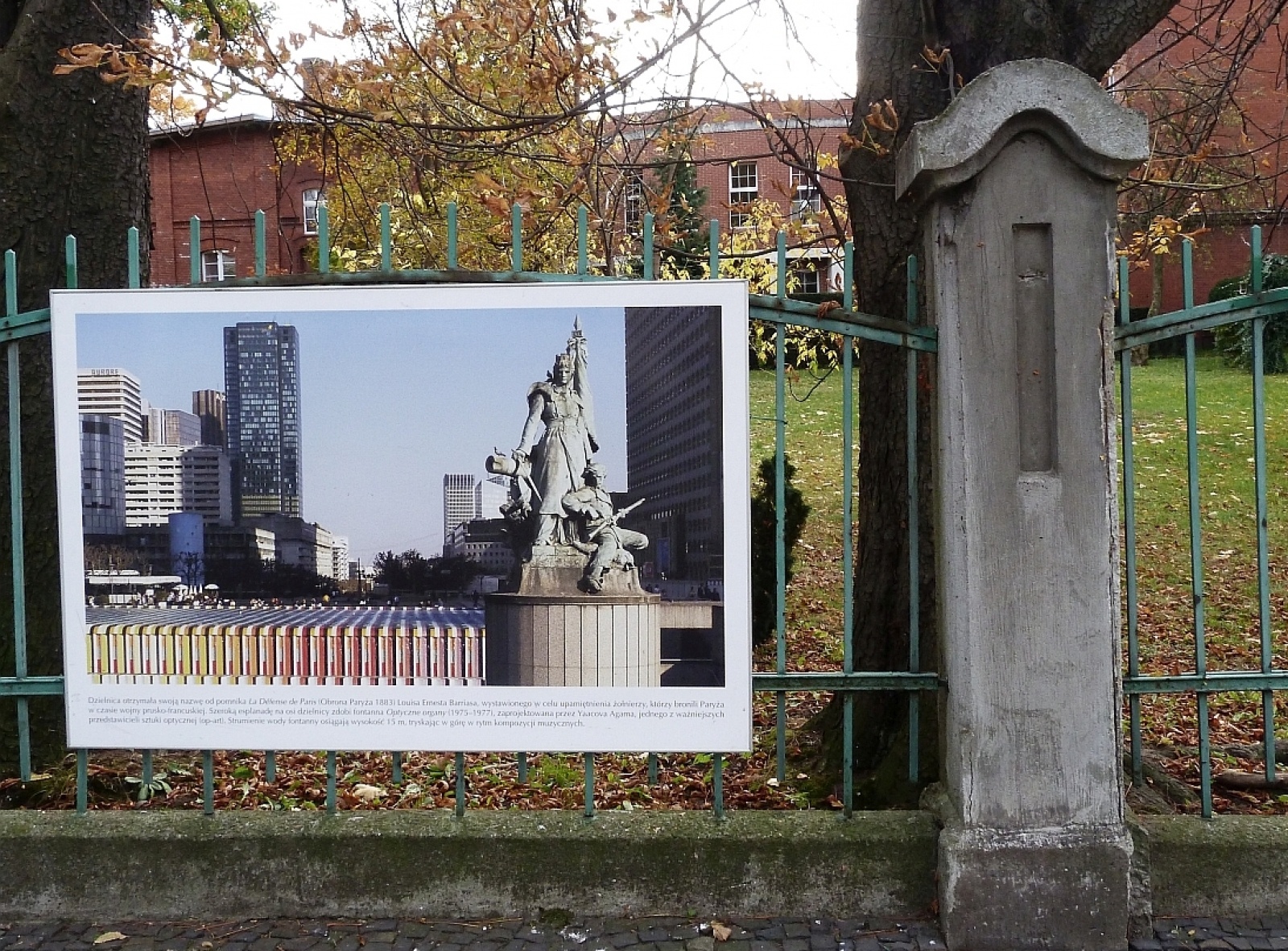 Zdjęcie w galerii na portalu naszraciborz.pl: Wystawa na płocie! - nowoczesny Paryż w ZSO nr 1 w Raciborzu wiadomości z regionu