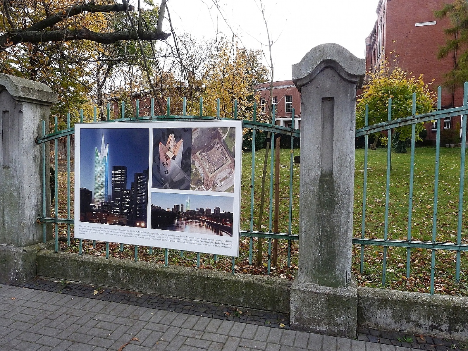 Zdjęcie w galerii na portalu naszraciborz.pl: Wystawa na płocie! - nowoczesny Paryż w ZSO nr 1 w Raciborzu wiadomości z regionu