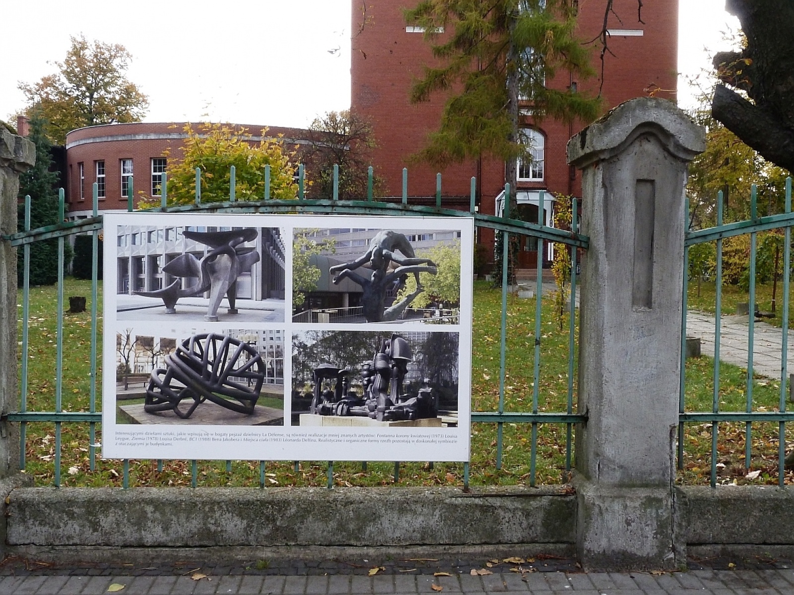 Zdjęcie w galerii na portalu naszraciborz.pl: Wystawa na płocie! - nowoczesny Paryż w ZSO nr 1 w Raciborzu wiadomości z regionu