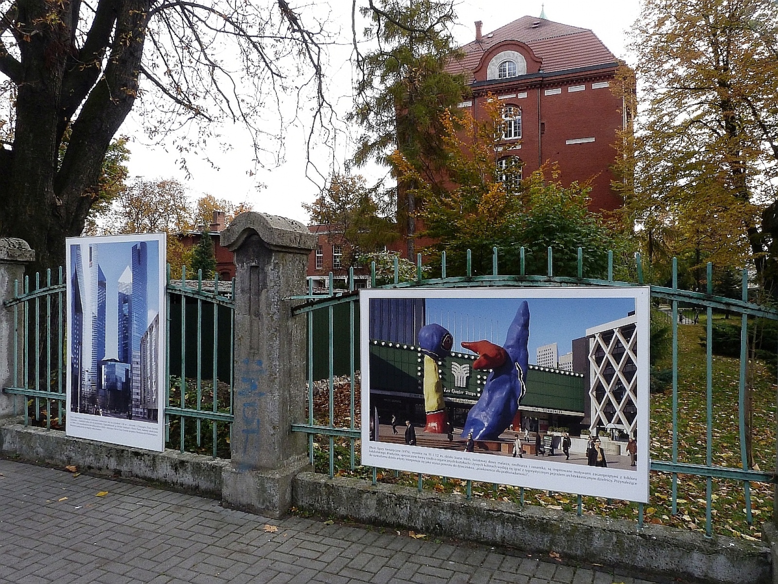 Zdjęcie w galerii na portalu naszraciborz.pl: Wystawa na płocie! - nowoczesny Paryż w ZSO nr 1 w Raciborzu wiadomości z regionu