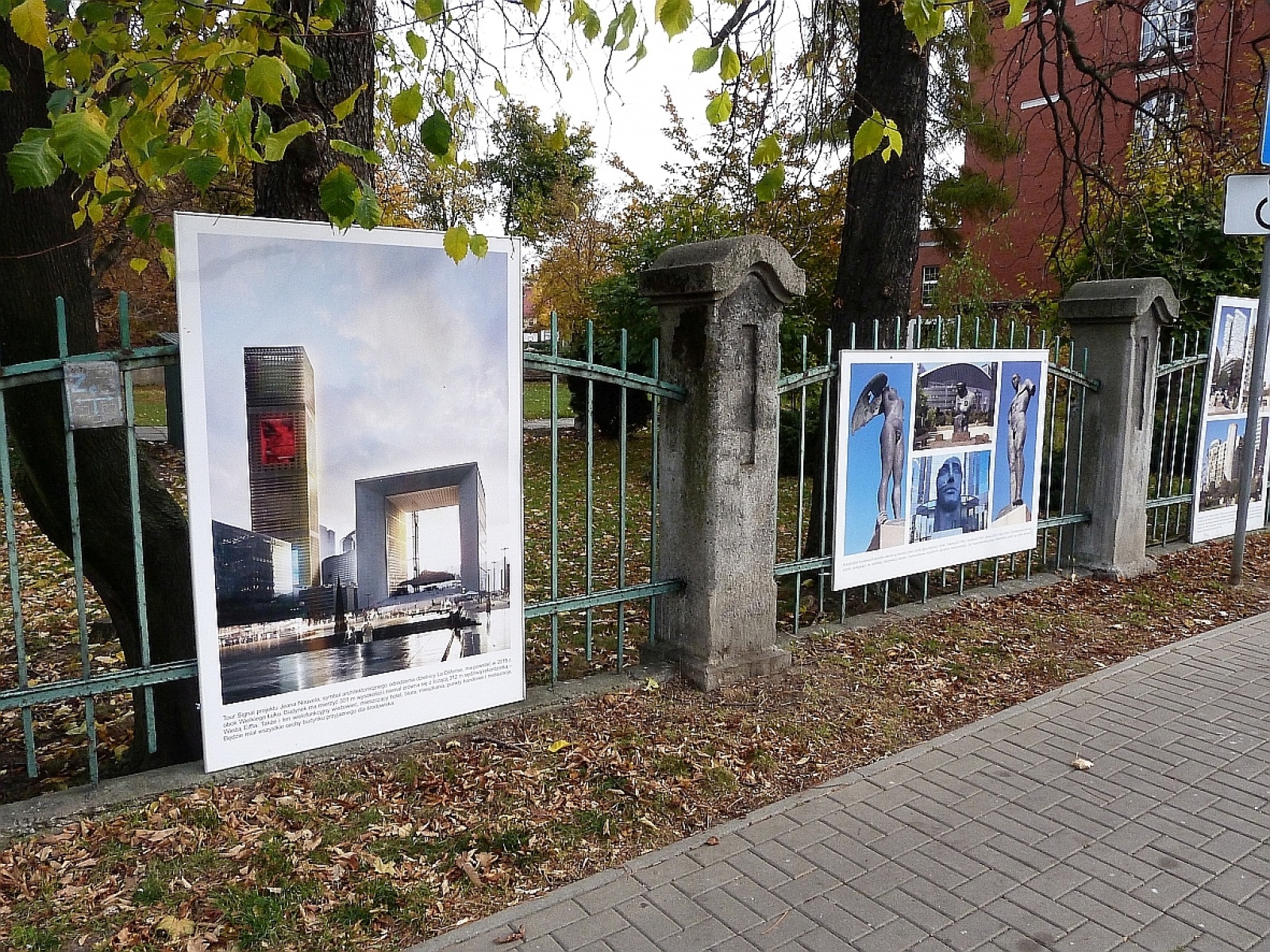 Zdjęcie w galerii na portalu naszraciborz.pl: Wystawa na płocie! - nowoczesny Paryż w ZSO nr 1 w Raciborzu wiadomości z regionu