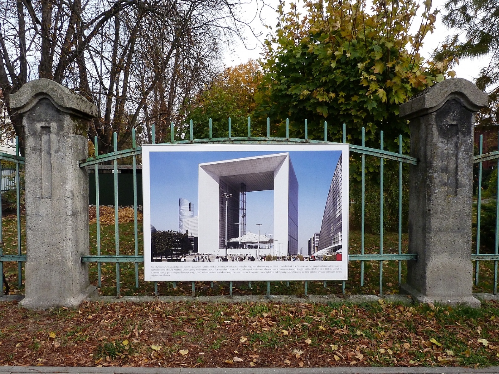 Zdjęcie w galerii na portalu naszraciborz.pl: Wystawa na płocie! - nowoczesny Paryż w ZSO nr 1 w Raciborzu wiadomości z regionu