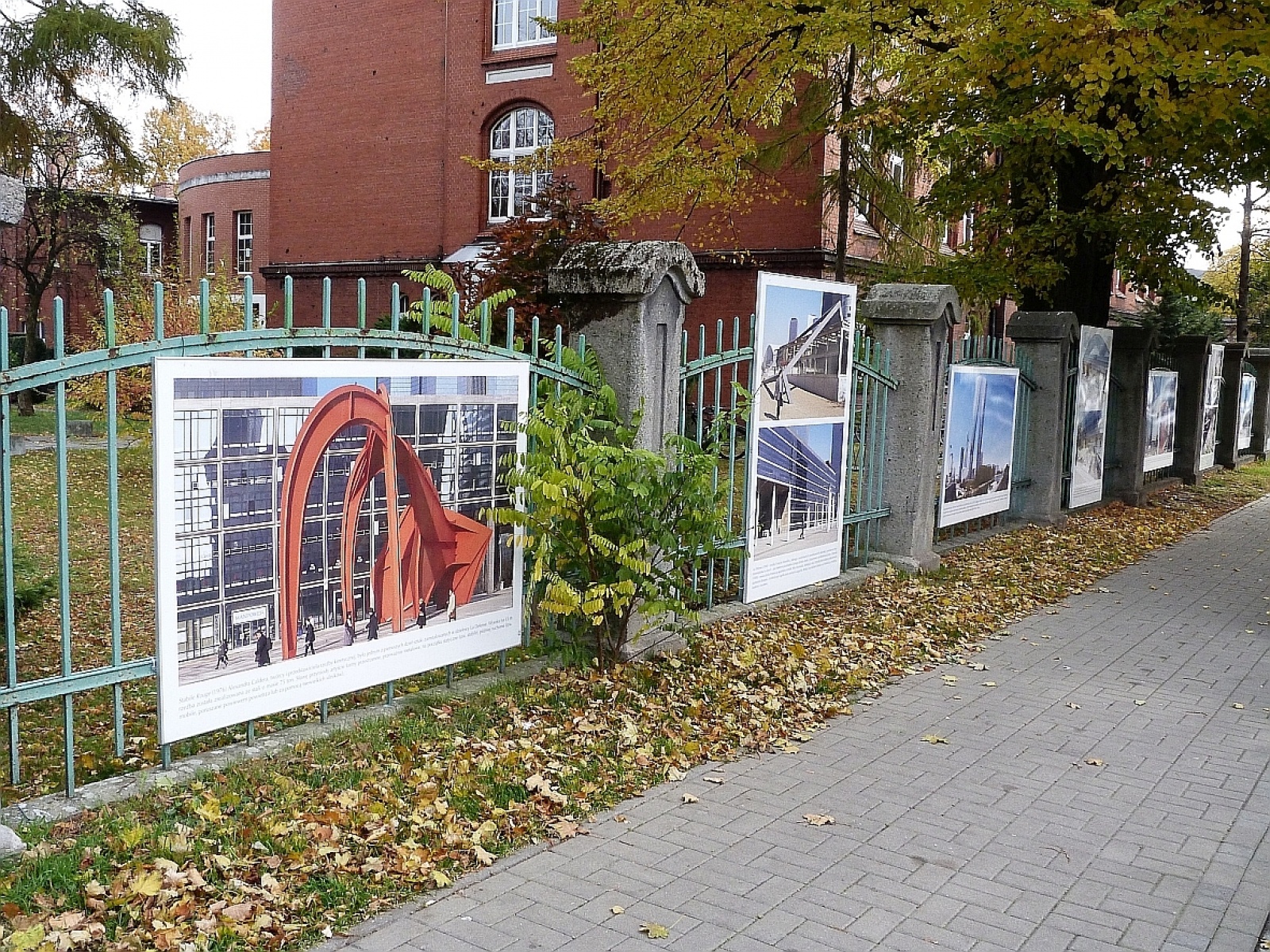 Zdjęcie w galerii na portalu naszraciborz.pl: Wystawa na płocie! - nowoczesny Paryż w ZSO nr 1 w Raciborzu wiadomości z regionu