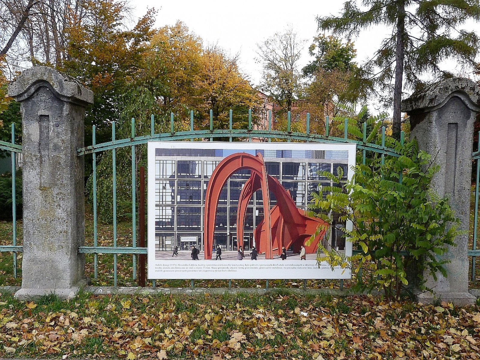 Zdjęcie w galerii na portalu naszraciborz.pl: Wystawa na płocie! - nowoczesny Paryż w ZSO nr 1 w Raciborzu wiadomości z regionu