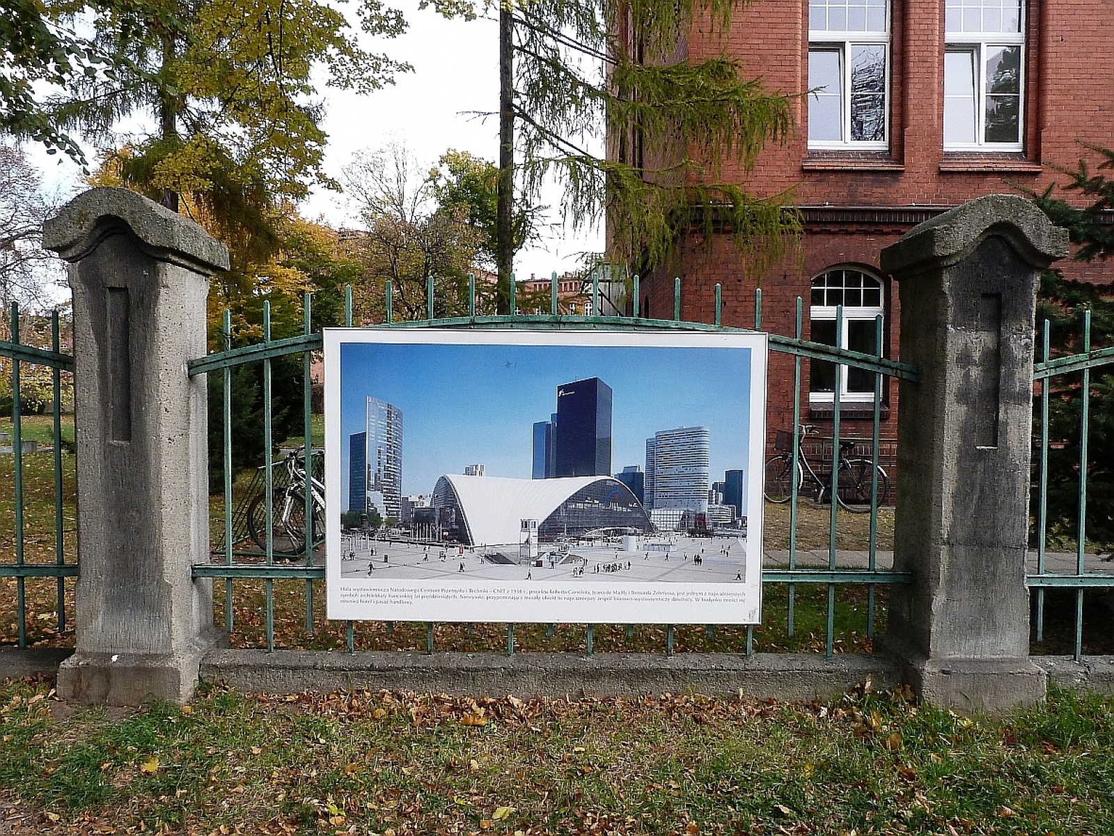 Zdjęcie w galerii na portalu naszraciborz.pl: Wystawa na płocie! - nowoczesny Paryż w ZSO nr 1 w Raciborzu wiadomości z regionu