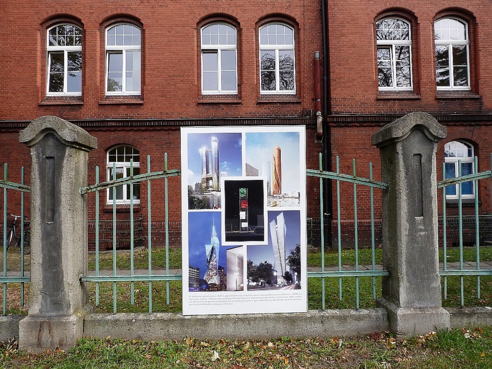 Zdjęcie w galerii na portalu naszraciborz.pl: Wystawa na płocie! - nowoczesny Paryż w ZSO nr 1 w Raciborzu wiadomości z regionu