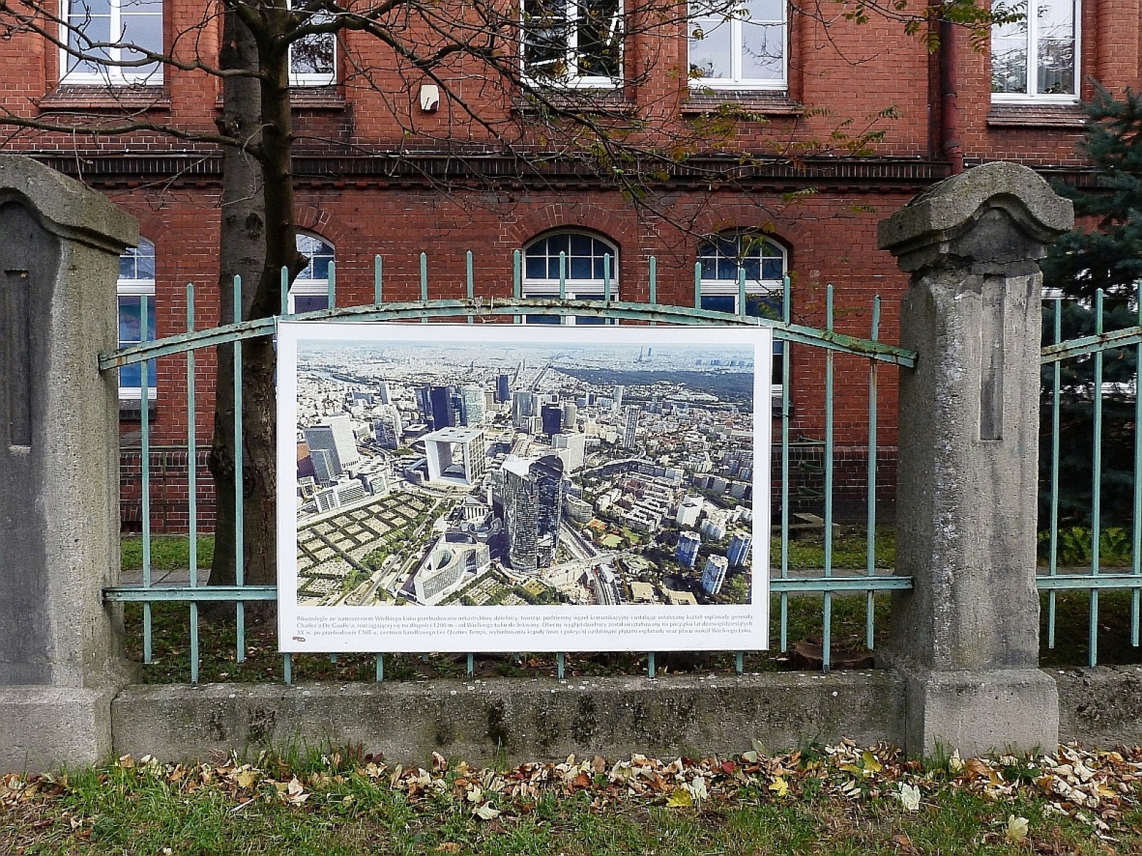 Zdjęcie w galerii na portalu naszraciborz.pl: Wystawa na płocie! - nowoczesny Paryż w ZSO nr 1 w Raciborzu wiadomości z regionu