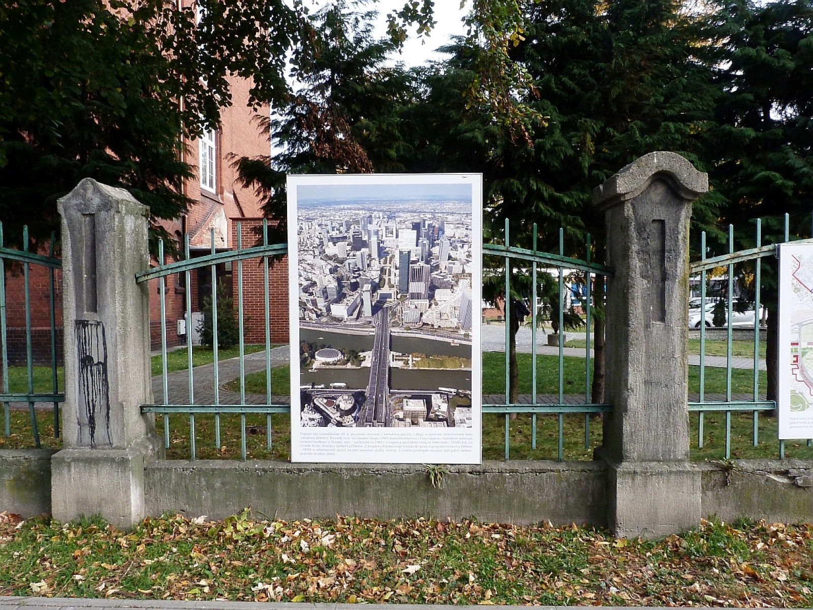 Zdjęcie w galerii na portalu naszraciborz.pl: Wystawa na płocie! - nowoczesny Paryż w ZSO nr 1 w Raciborzu wiadomości z regionu