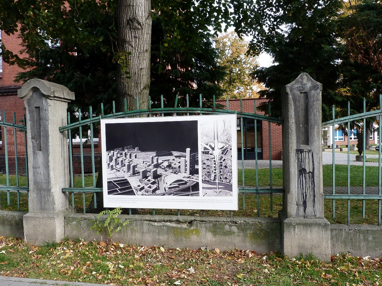 Zdjęcie w galerii na portalu naszraciborz.pl: Wystawa na płocie! - nowoczesny Paryż w ZSO nr 1 w Raciborzu wiadomości z regionu