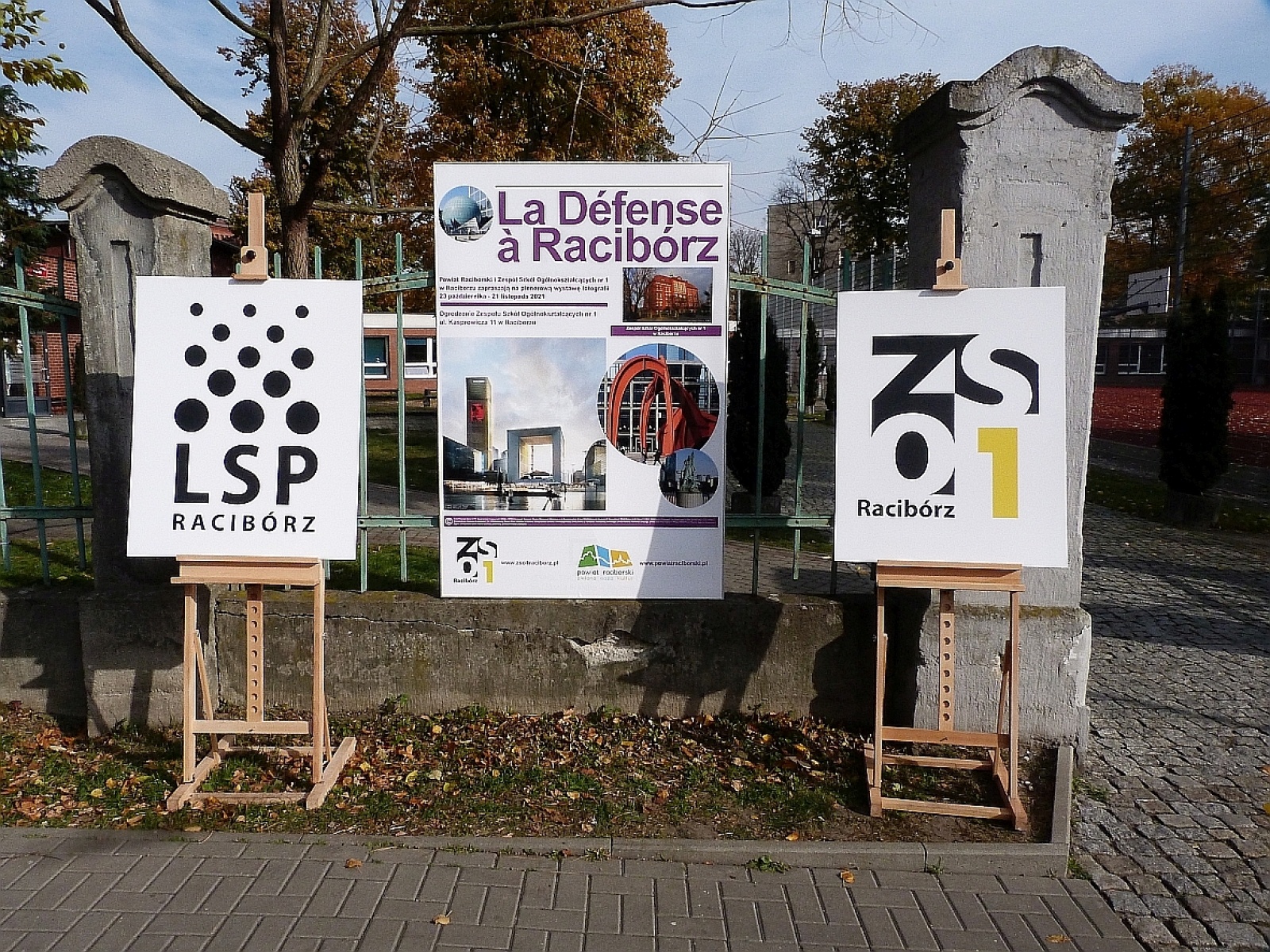 Zdjęcie w galerii na portalu naszraciborz.pl: Wystawa na płocie! - nowoczesny Paryż w ZSO nr 1 w Raciborzu wiadomości z regionu